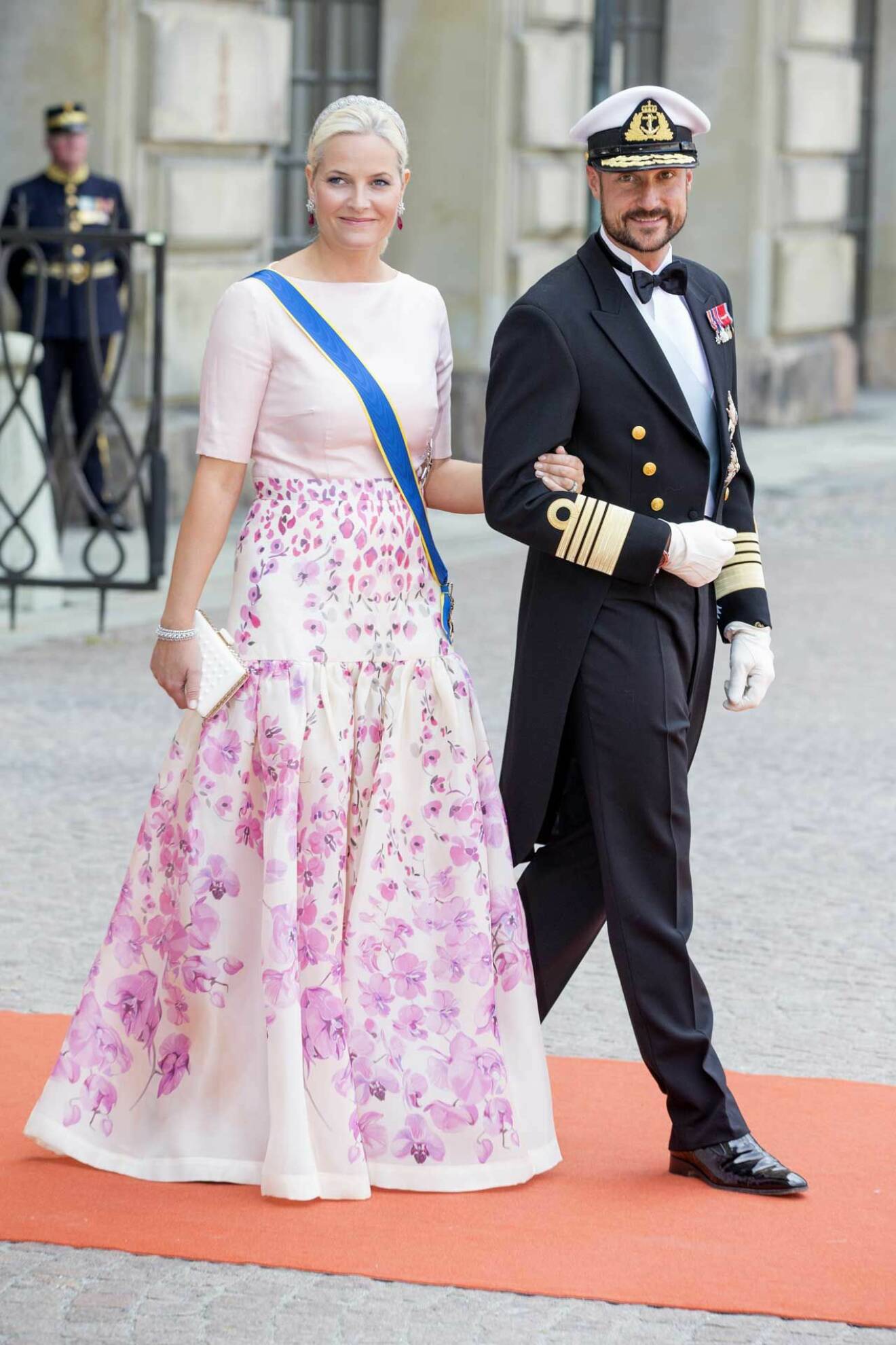Mette-Marit i underbart söt klänning på Carl Philip och Sofias bröllop 2015.