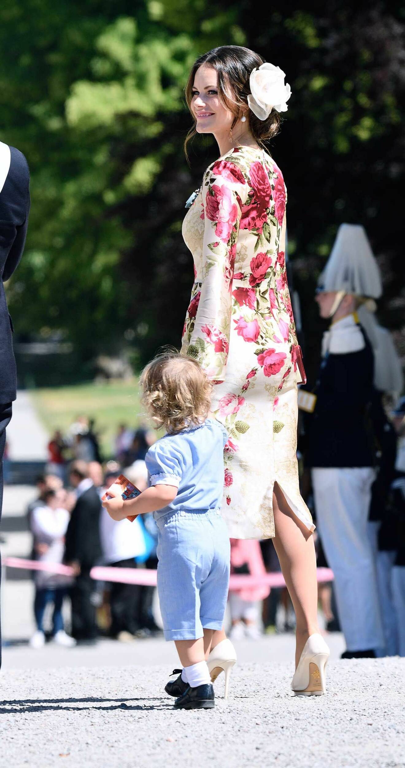 Sofia i riktigt tjusig klänning på prinsessan Adriennes dop i juni 2018.