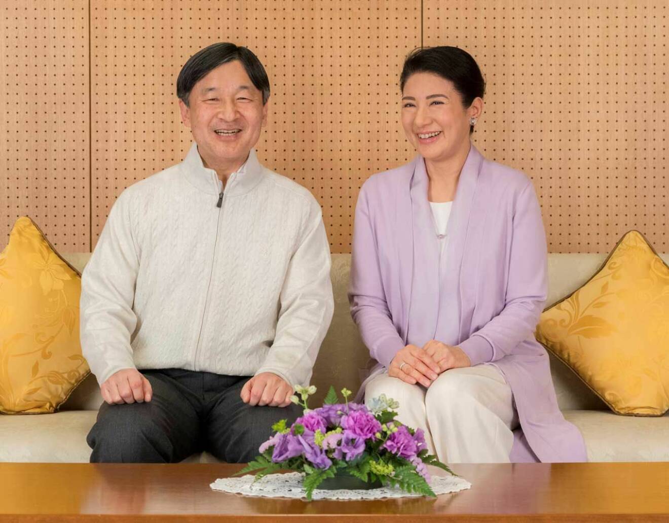 Japans nya kejsarpar Naruhito och Masako i soffan hemma i palatset.
