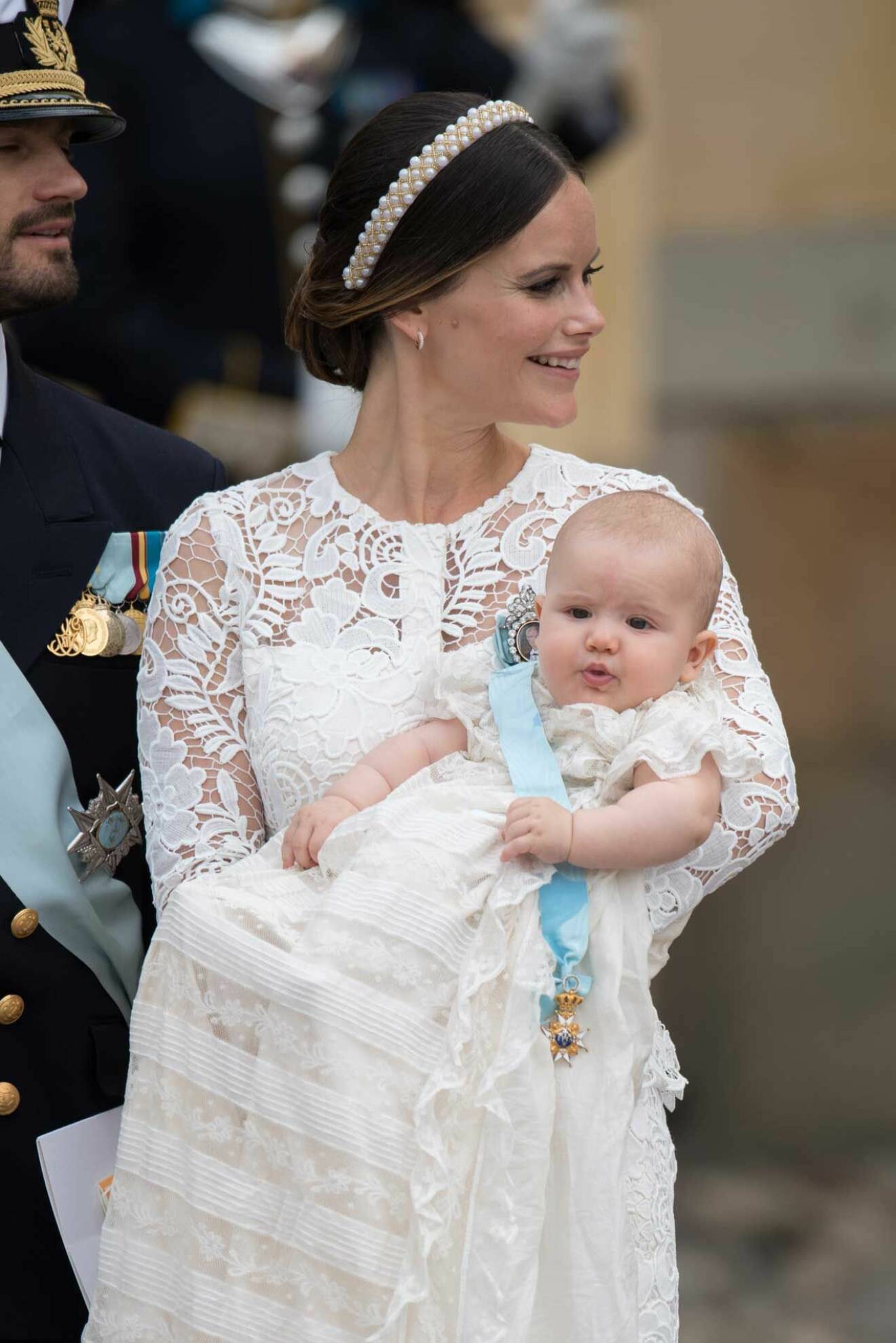 Det var en vit tvådelad klänning från Ida Sjöstedt som åkte på när prins Alexander skulle döpas.