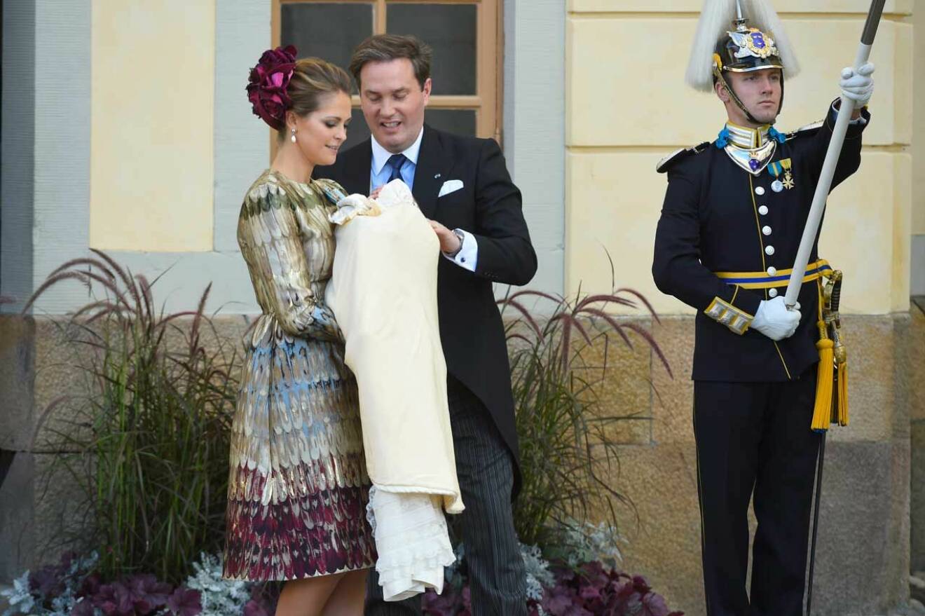 Madeleine hade en riktig lyxklänning på prins Nicolas dop. Klänningen kommer från Valentino.