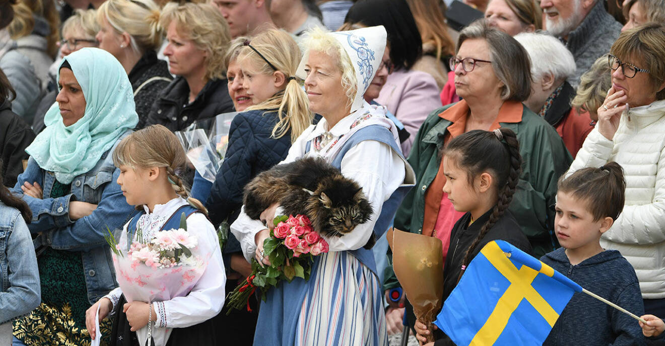Åskådare på plats på Stockholm slott för att fira kung Carl Gustaf på hans födelsedag.
