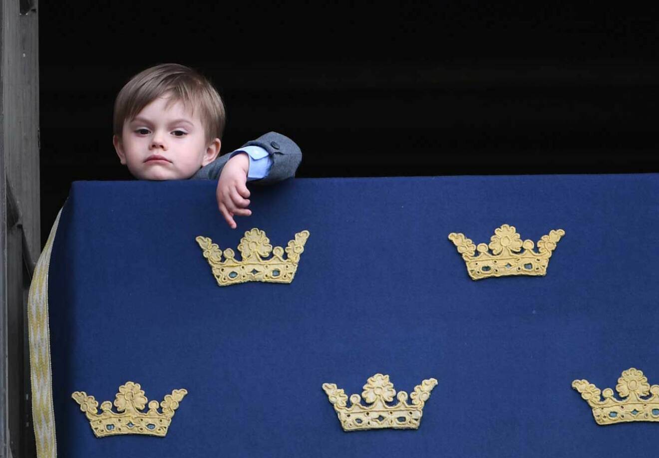 Prins Oscar när han kikade fram efter resten av kungafamiljen hade lämnat.