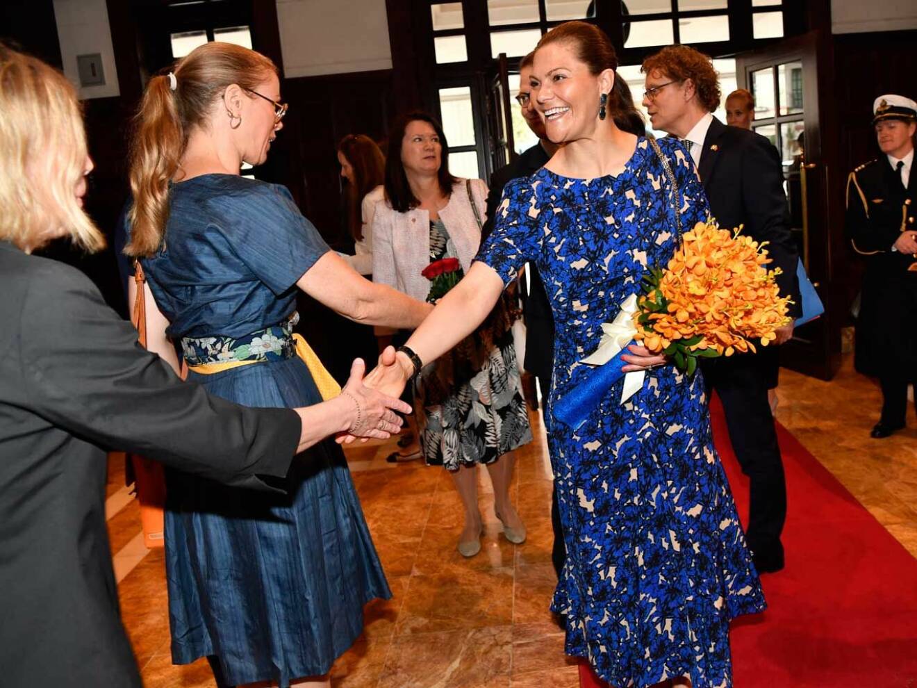 14 timmars flyg, ett byte, men glad ändå! Kronprinsessparet anlände under morgonen svensk tid till Vietnam. 