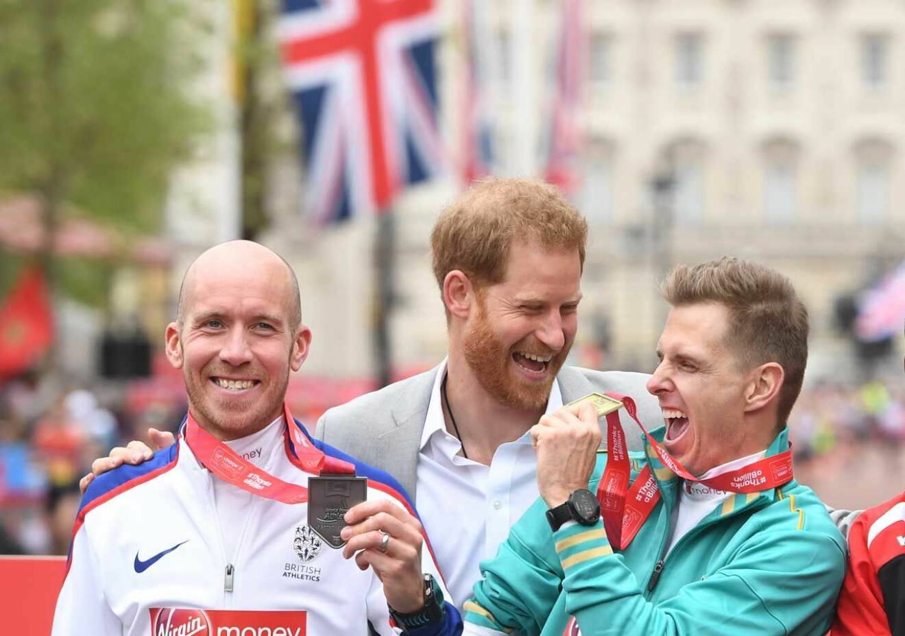 En lycklig prins Harry gratulerar segrarna i London Marathon 2019.