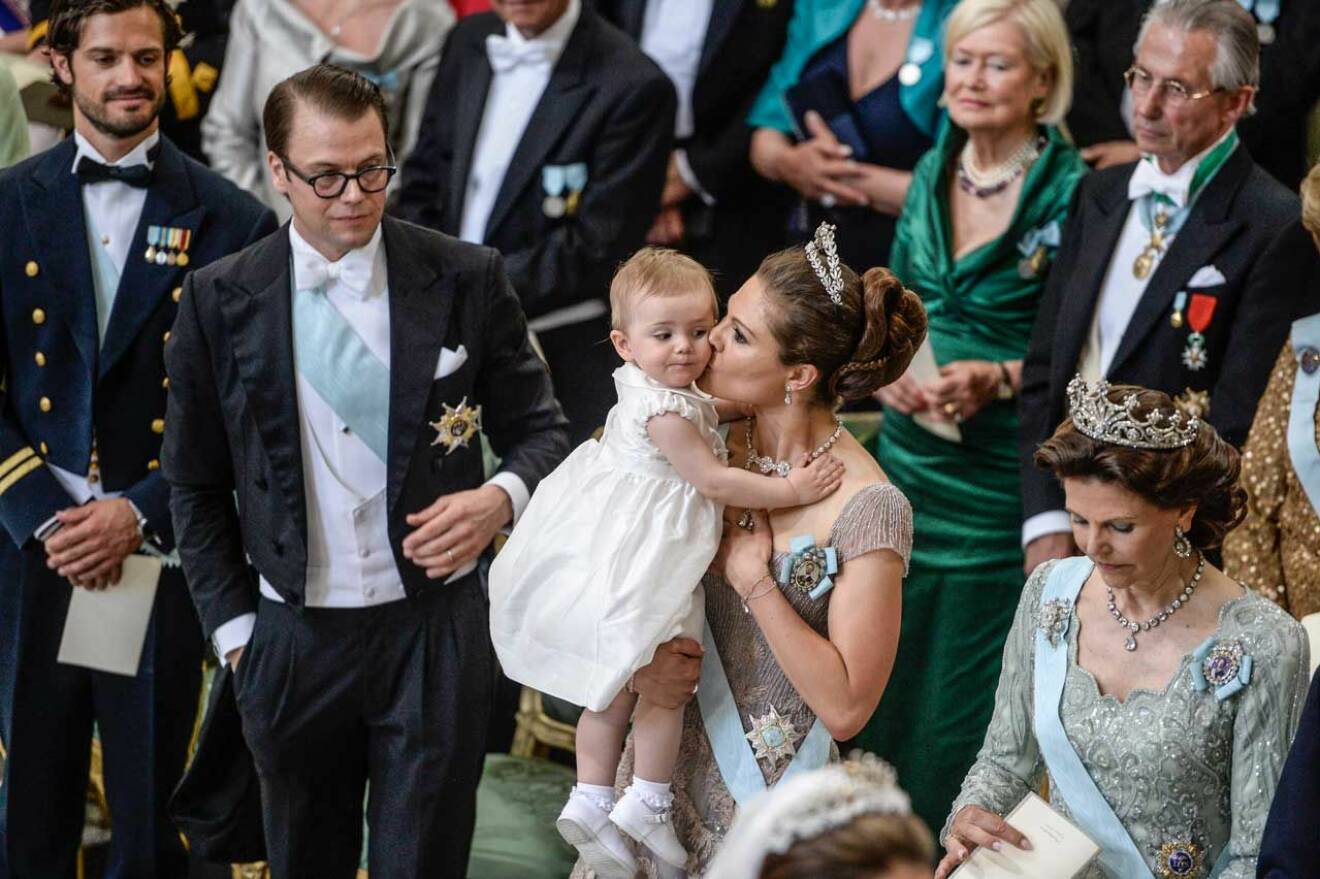 Victoria pussar lilla Estelle under Madeleines bröllop 2013.