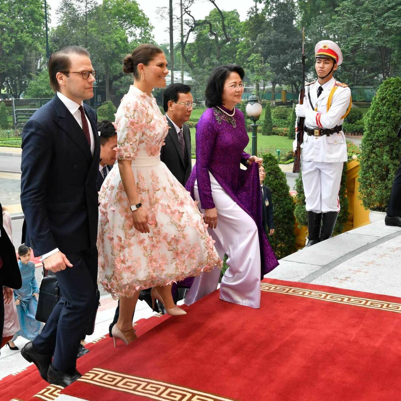 Kronprinsessparet Victoria och Daniel med vicepresident Mrs. Dang Thi Ngoc Thinh.