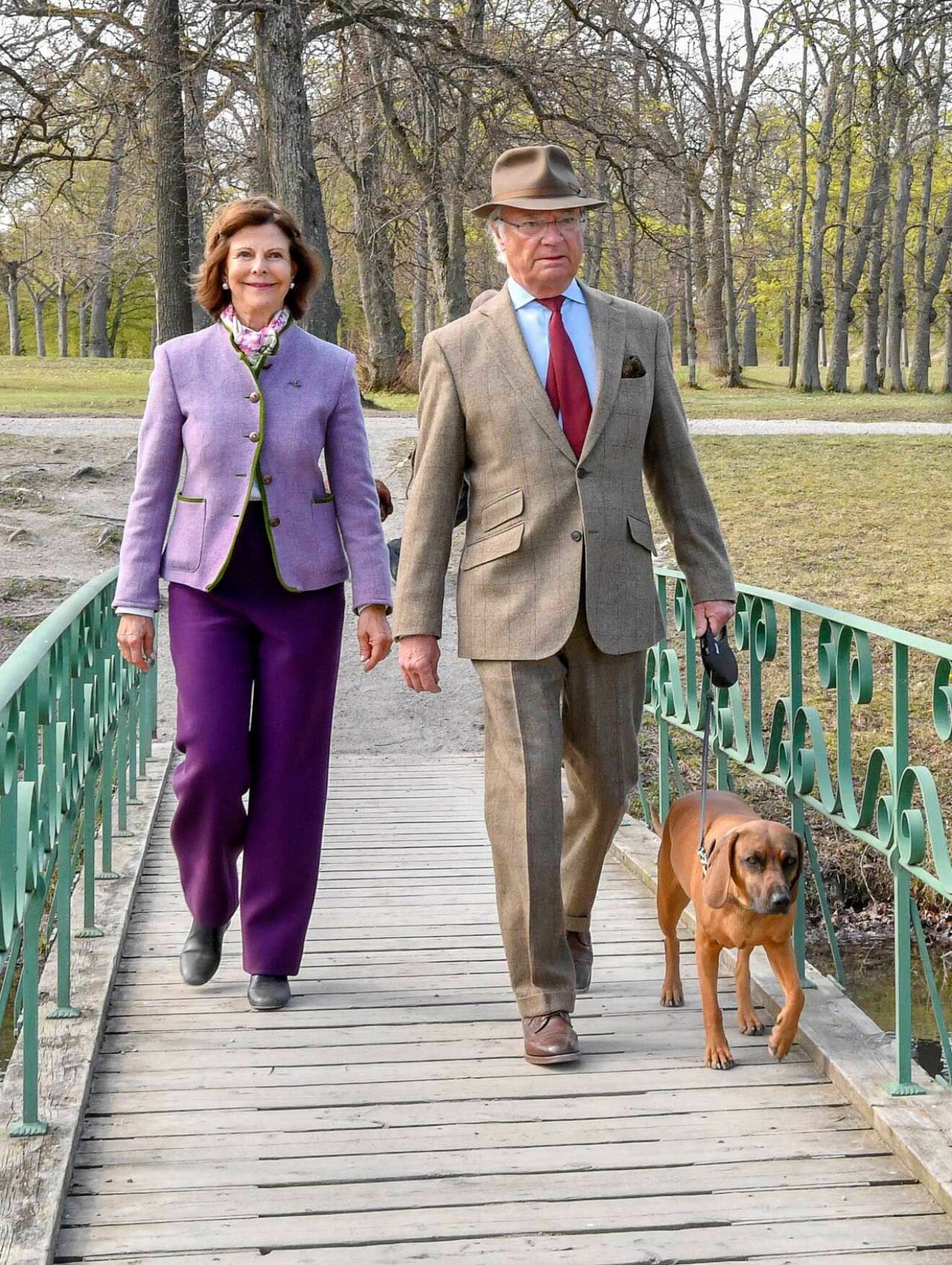 Kungaparet med sin hund Brandie som är en bayersk viltspårhund.