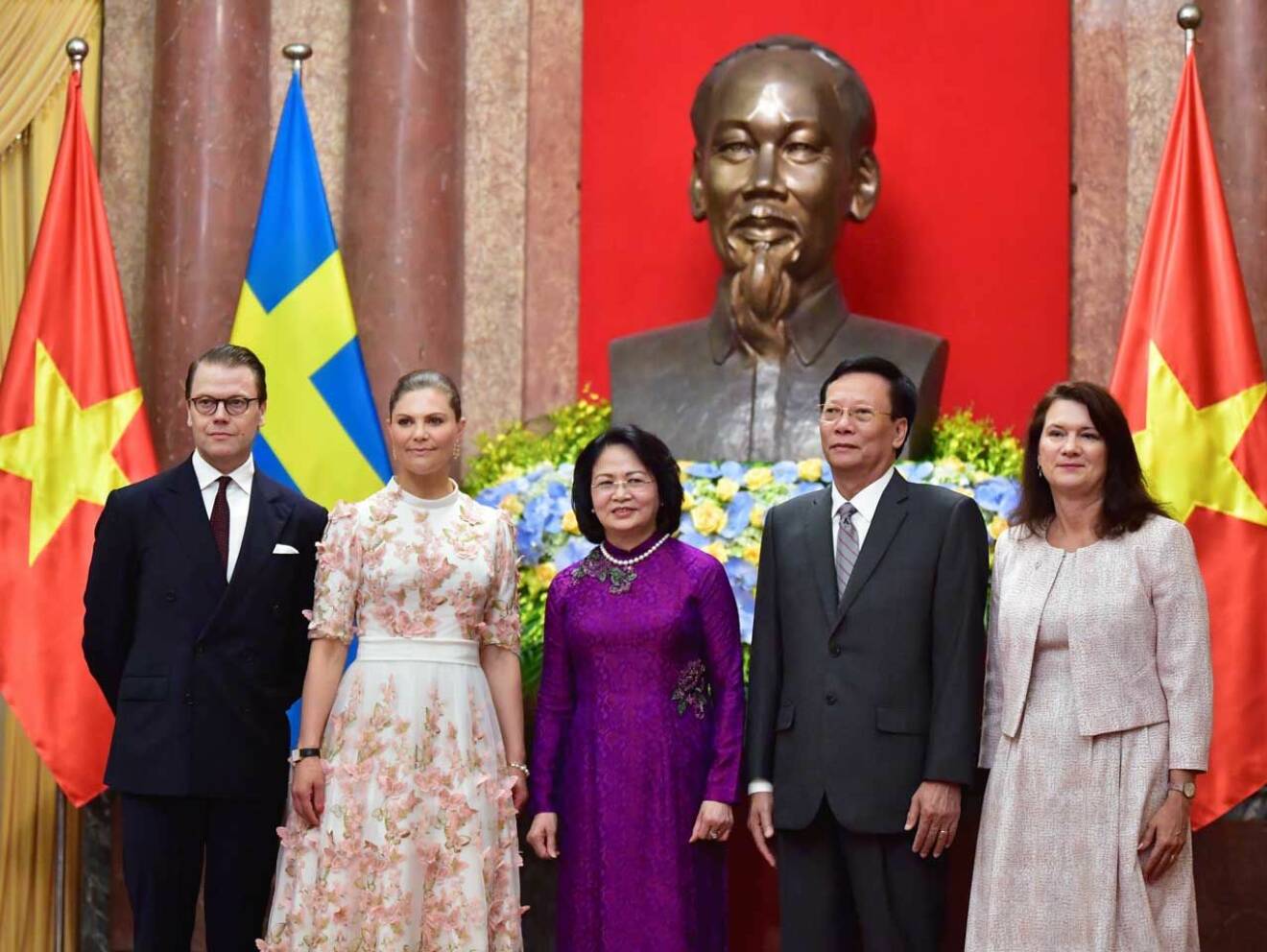 Svensk Damtidning är på plats när dessa bilder tas i presidentpalatset! Till höger om kronprinsessparet står vice presidenten med make, samt handelsminister Ann Linde.
