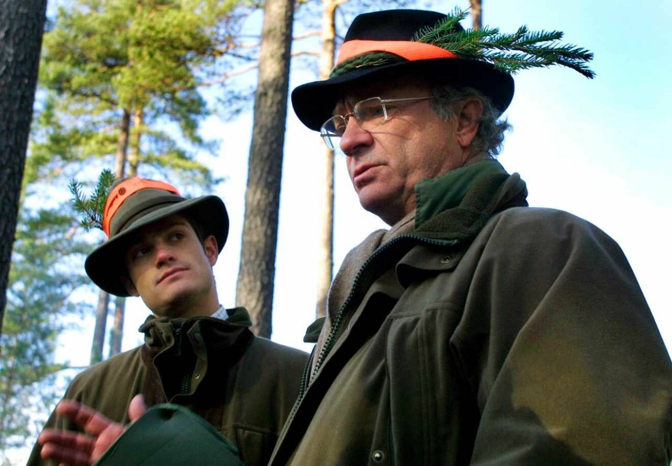 Kungen och Carl Philip ute i skogen 2002.