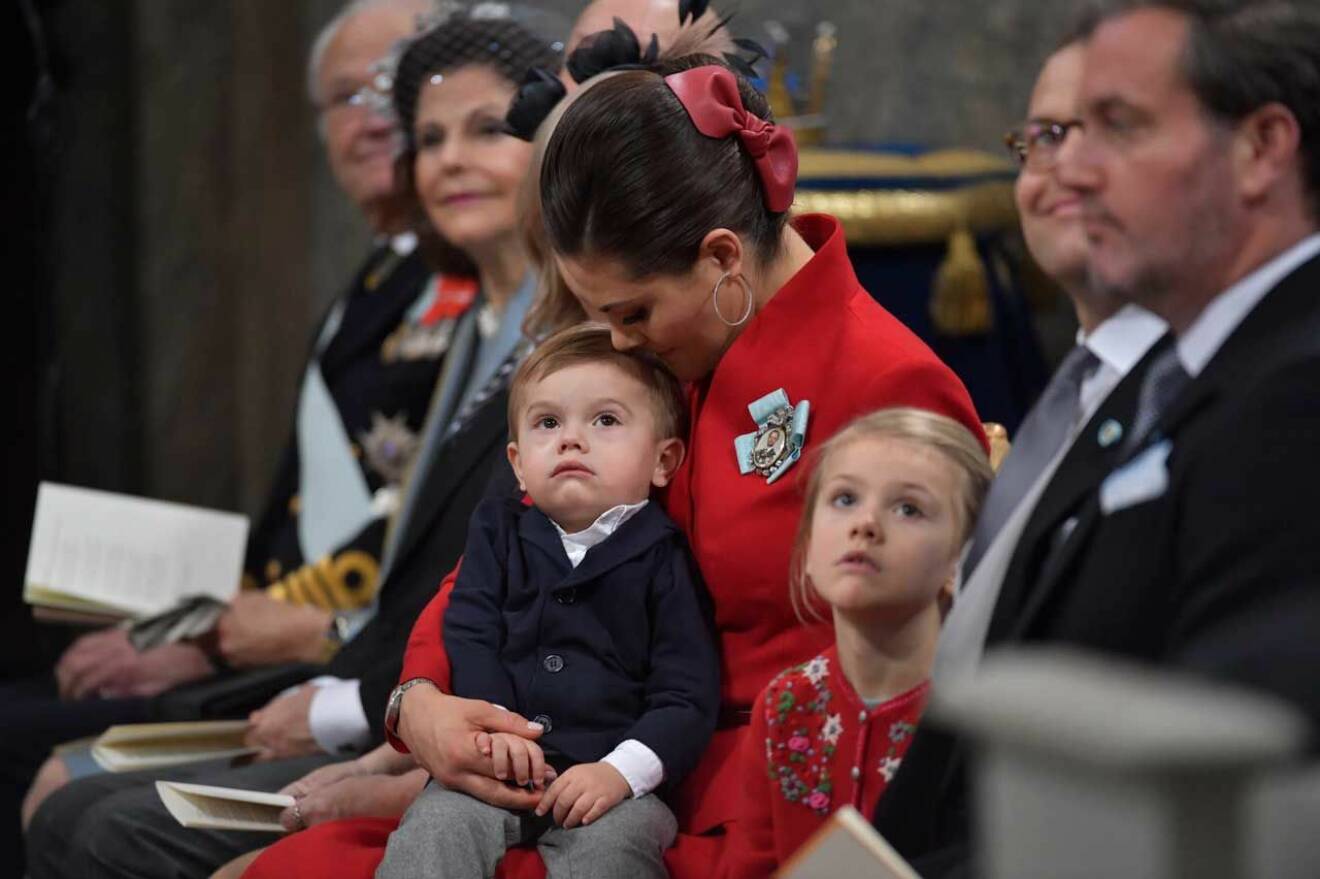 Oscar håller försiktigt mammas hand under prins Gabriels dop 2017.