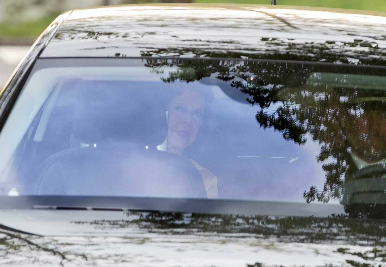 Drottning Silvia anländer till prins Carl Philips födelsedagsmiddag. 