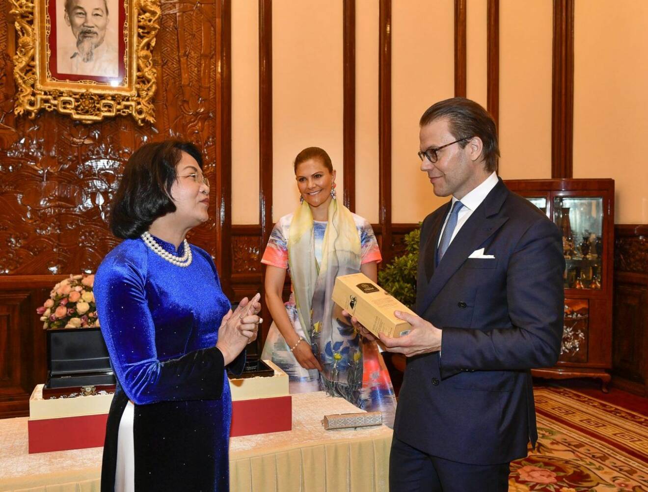 Prins Daniel utbyter gåvor med Vietnams vicepresident. I bakgrunden Victoria som precis fått en sjal.