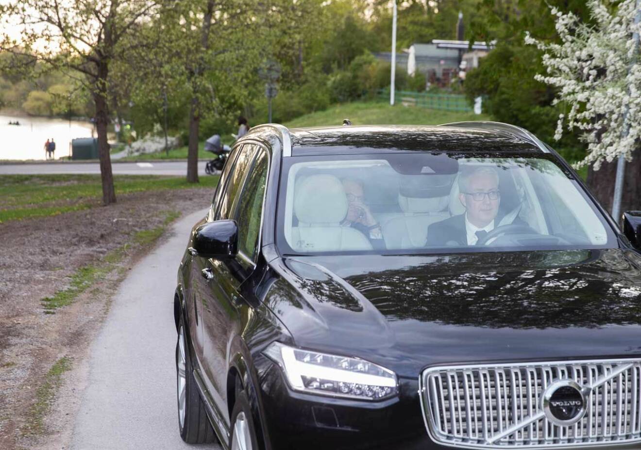 Prins Daniel i bilen på väg mot prins Carl Philips familjemiddag på Villa Solbacken. Den här kvällen fick han dinera utan Victoria.