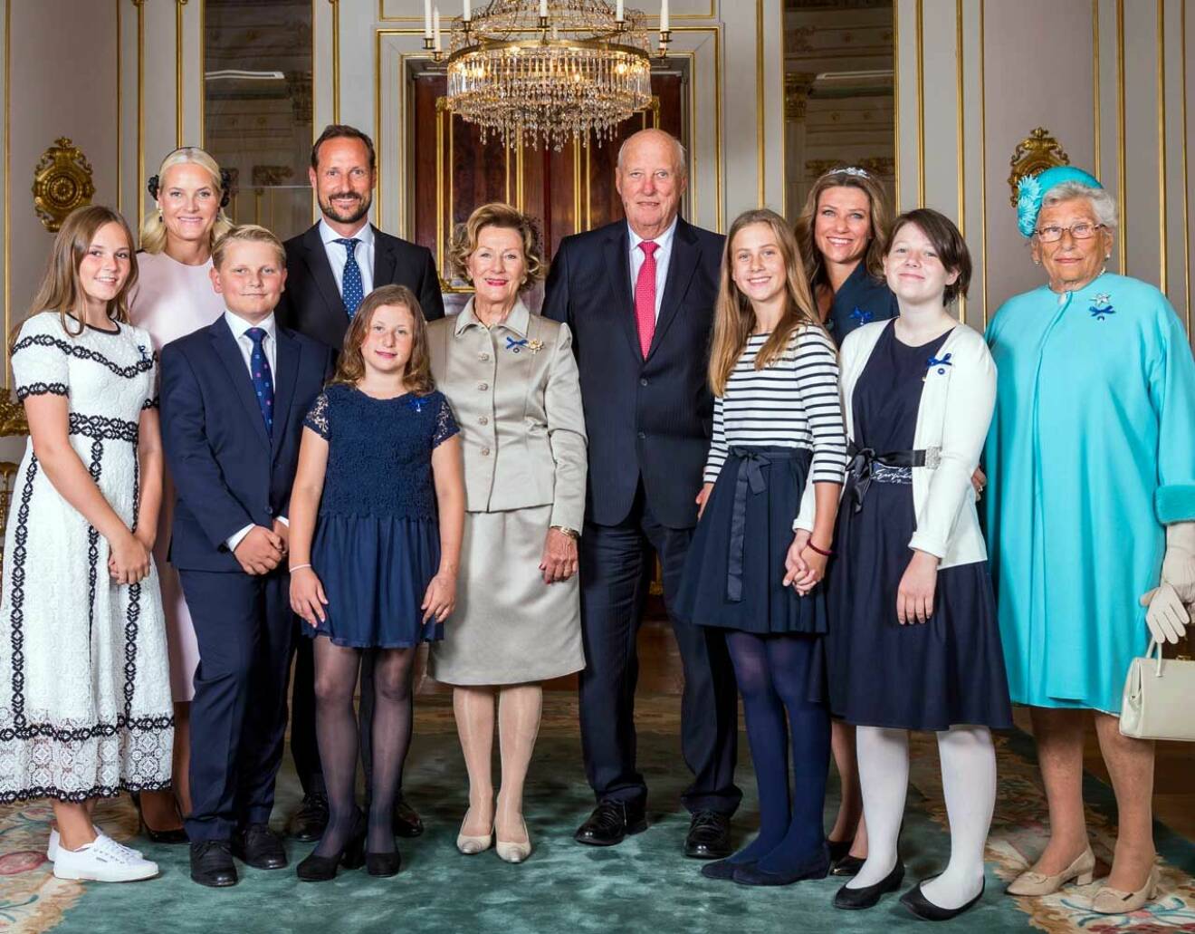 Norska kungafamiljen samlad på slottet.