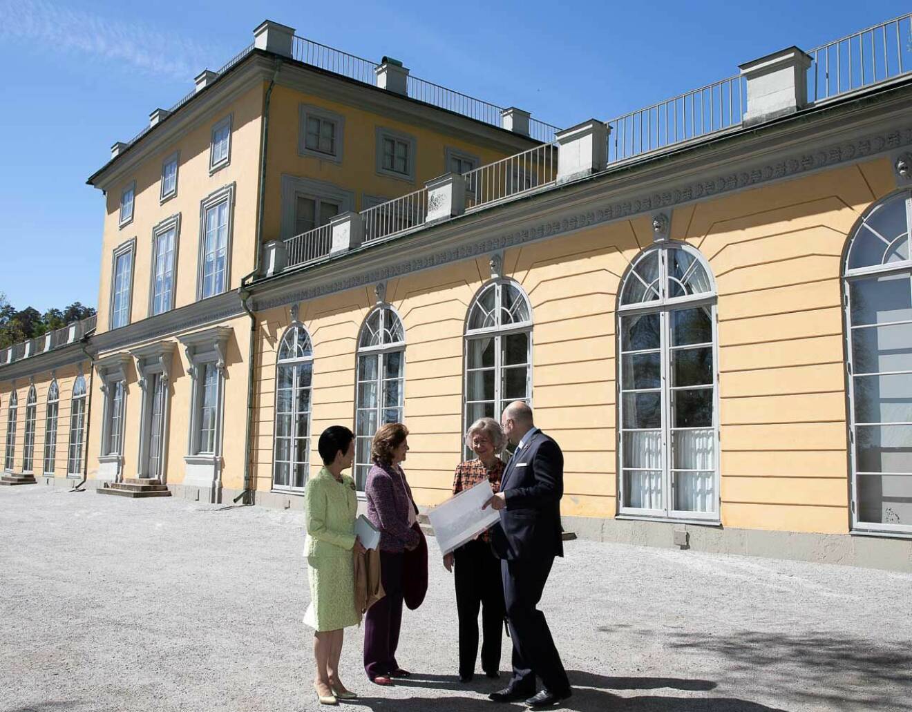 Drottning Silvia, drottning Sofia och prinsessan Takamodo utanför Gustav III:s paviljong på Haga.
