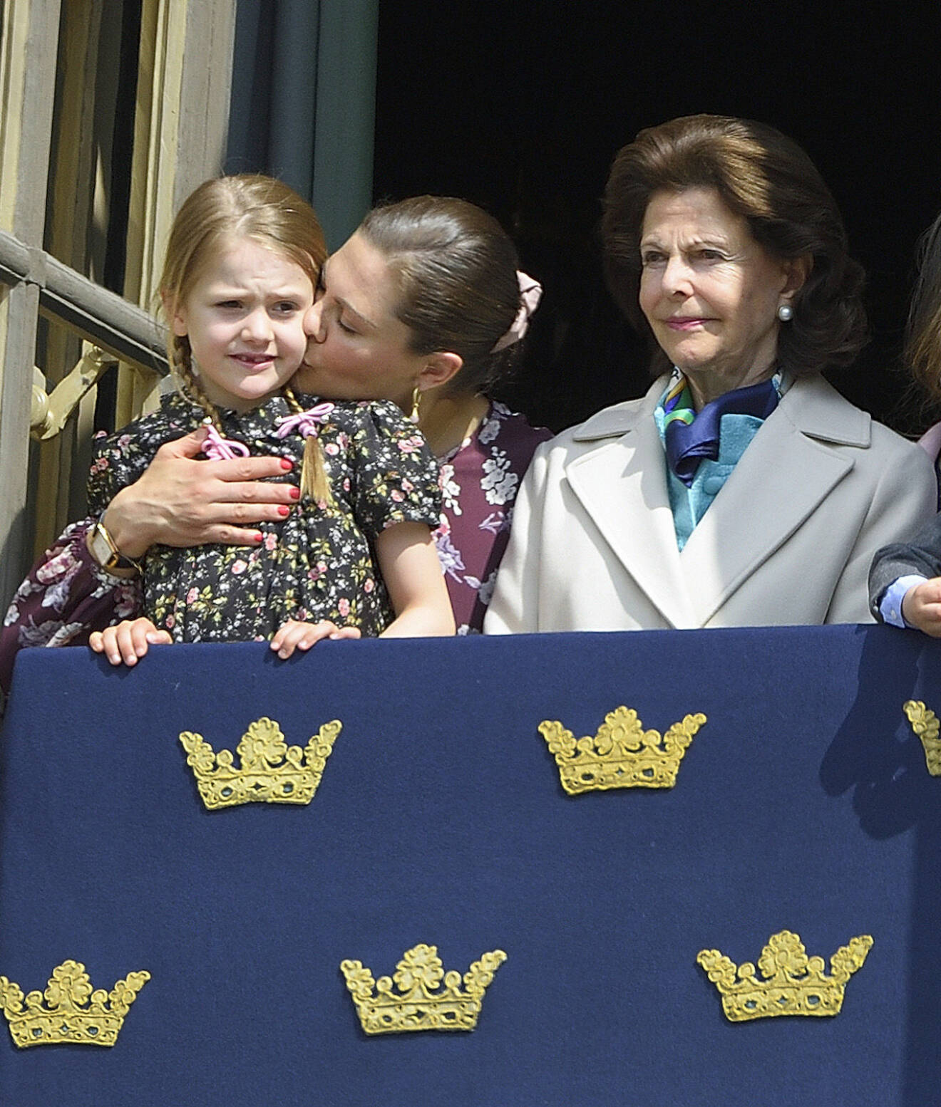 Prinsessan Estelle tillsammans med mamma Victoria på kungens födelsedag.