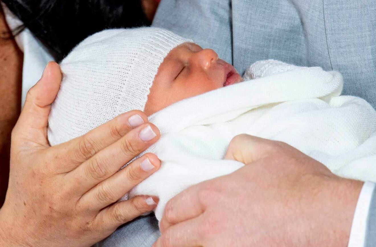 Meghan och Harrys son, endast två dagar gammal.
