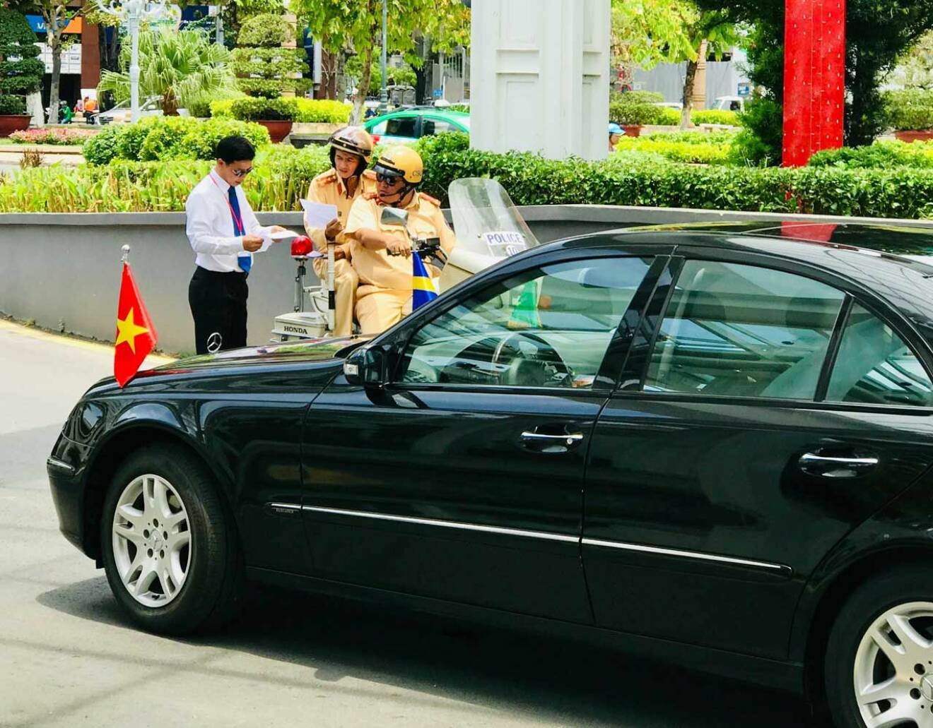 MC-poliserna är redo framför kronprinsessparets limousin.