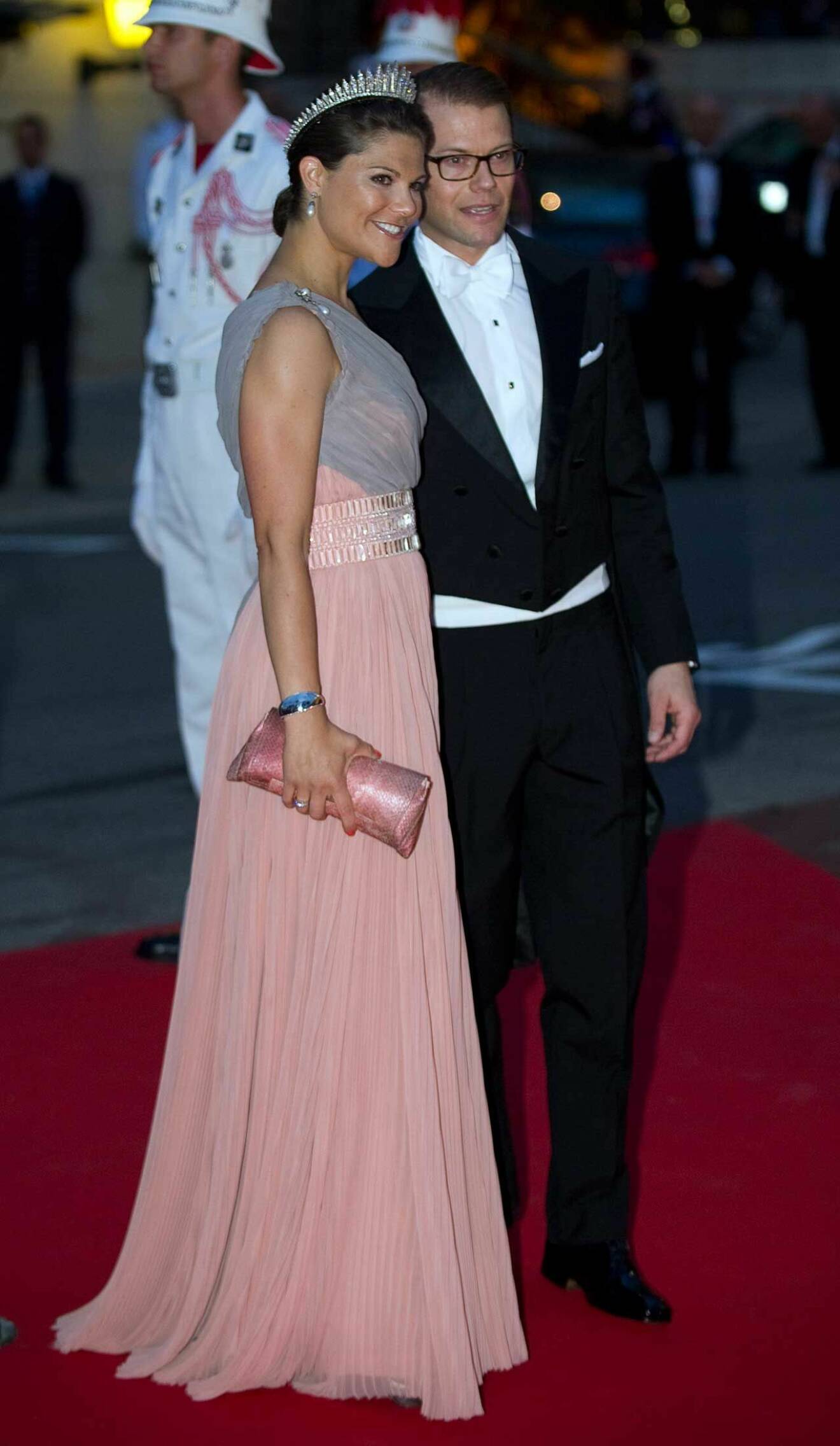 Victoria och Daniel. Väldigt vacker rosa klänning på kronprinsessan.