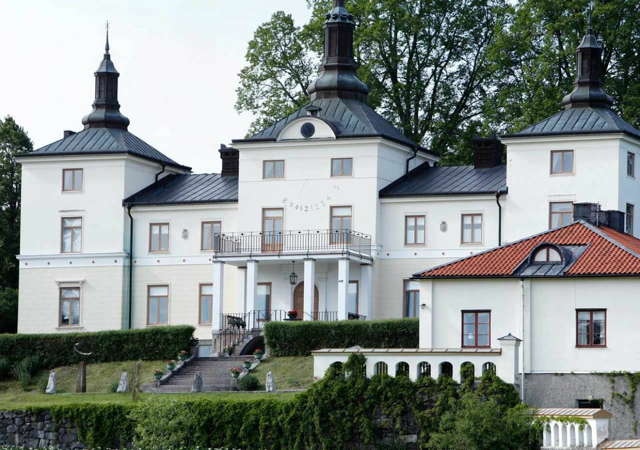 Stenhammars slott med 20 rum i Södermanland. Hit brukar kungaparet åka på helgerna.