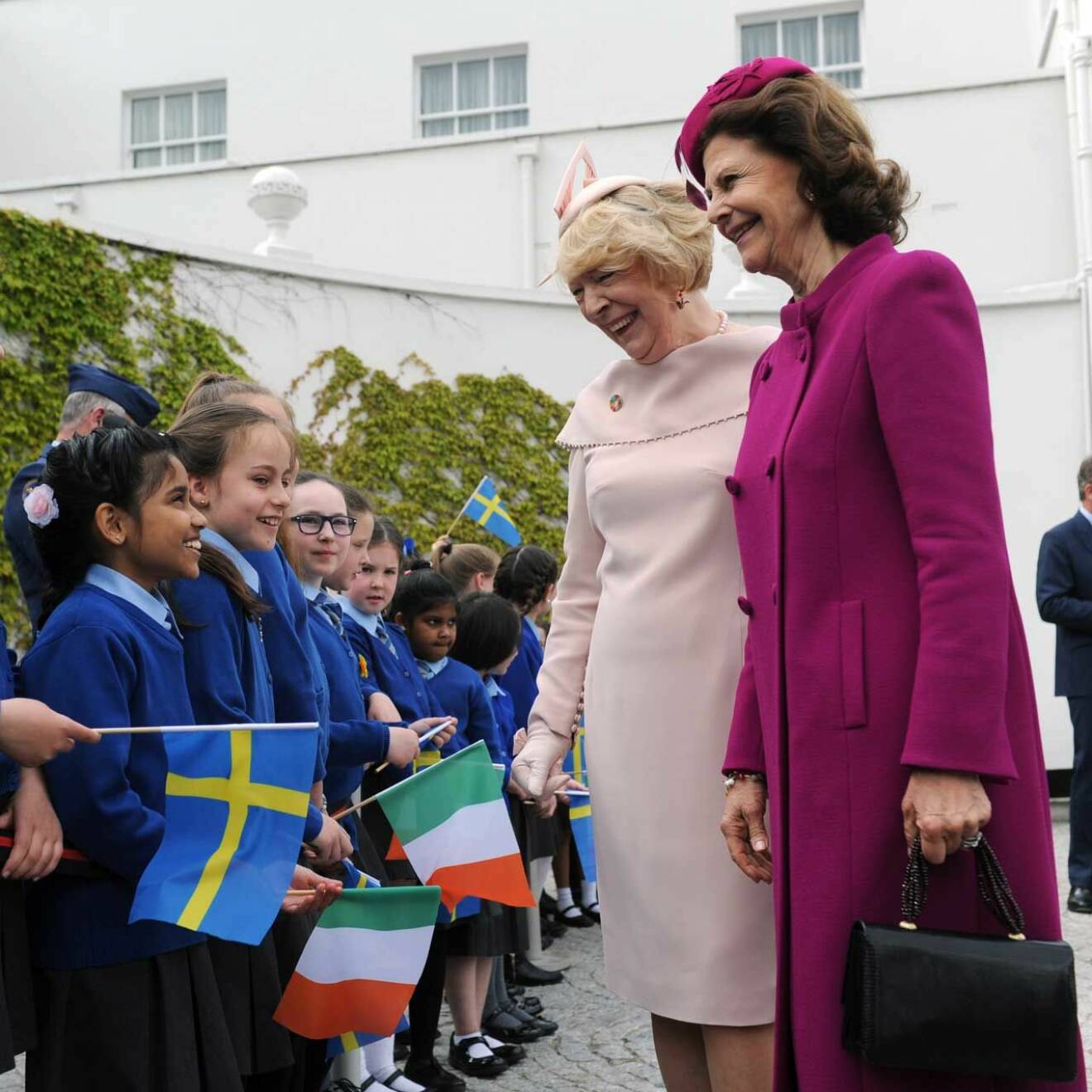 Drottning Silvia hälsar på barn under kungaparets statsbesök på Irland.