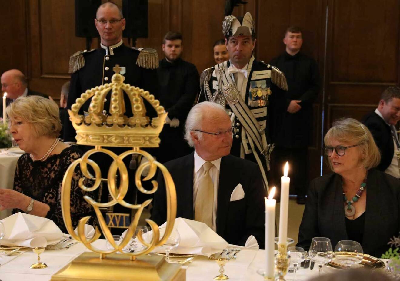 Kungens krönta monogram prydde bordet vid svarsmiddagen i Dublin.