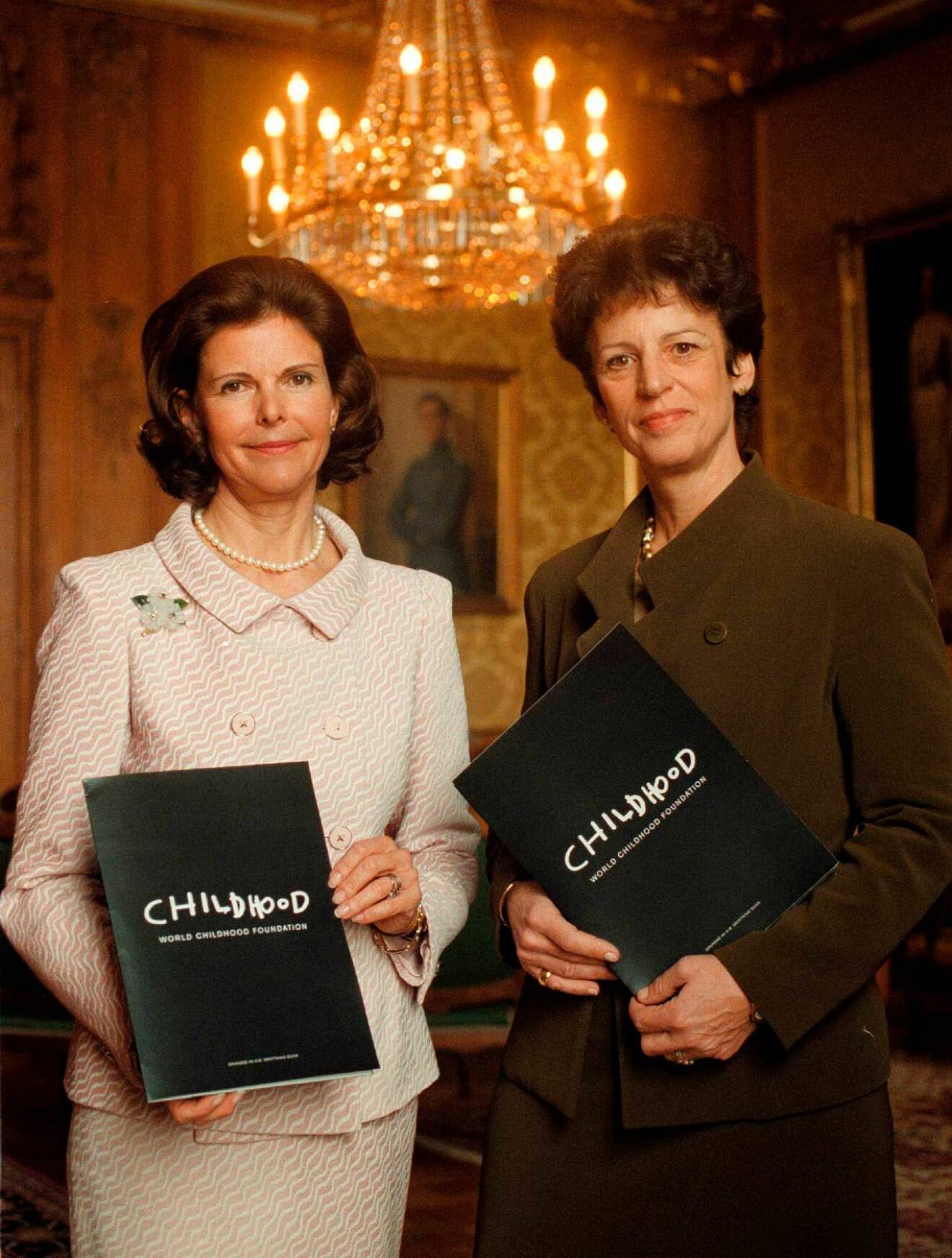 Såhär såg det ut när Drottning Silvia hade en presskonferens på slottet 1999 om sin nya stiftelse Childhood. Antonia Ax:son Johnson (t.h.) blev stiftelsens styrelseordförande. 