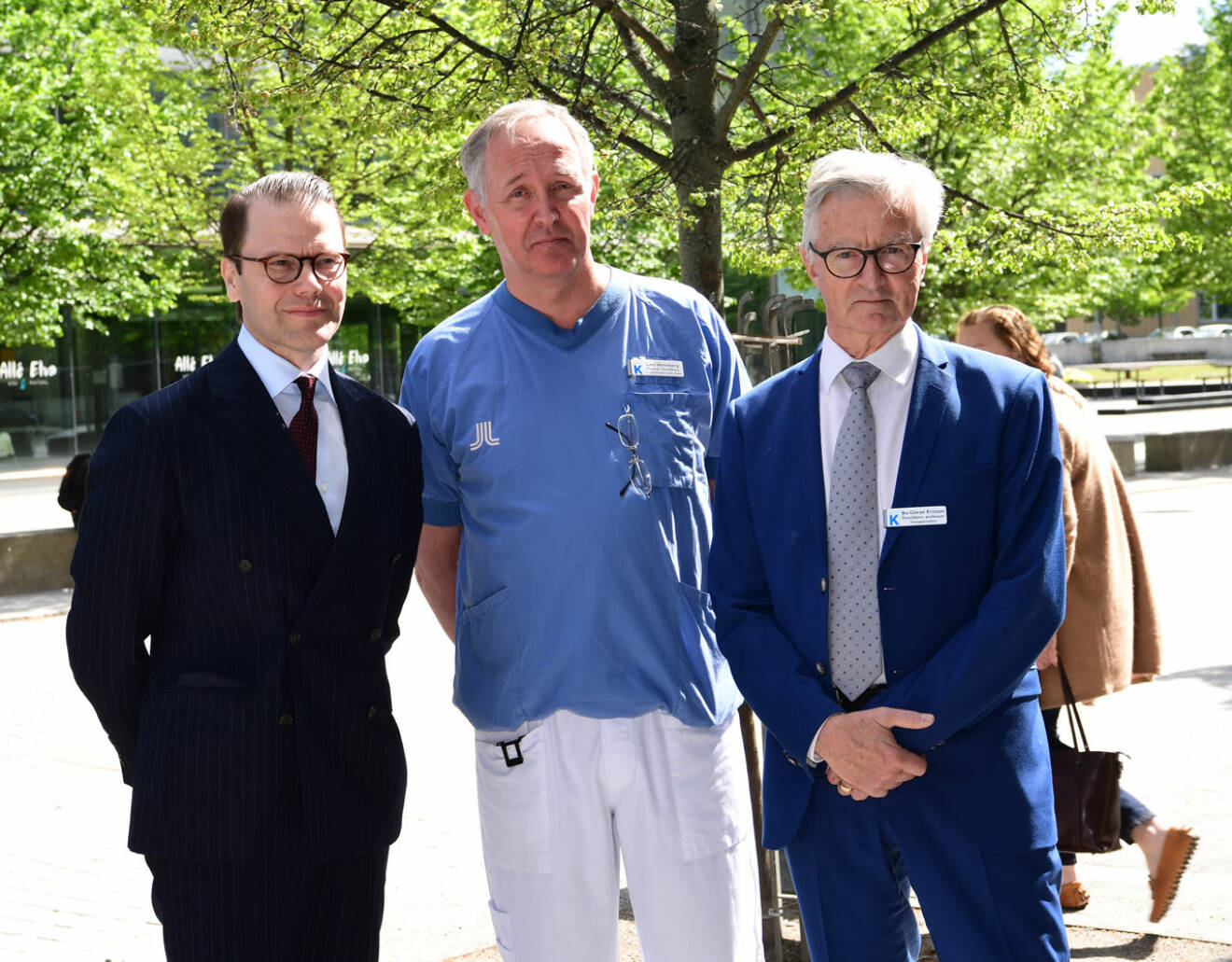 Prins Daniel med överläkare Lars Wennberg och professor Bo Göran Ericzon.
