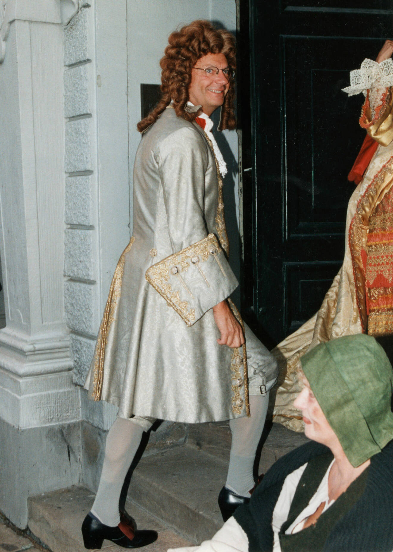 Kung Carl Gustaf på maskerad 1997, i knäbyxor och klackskor.