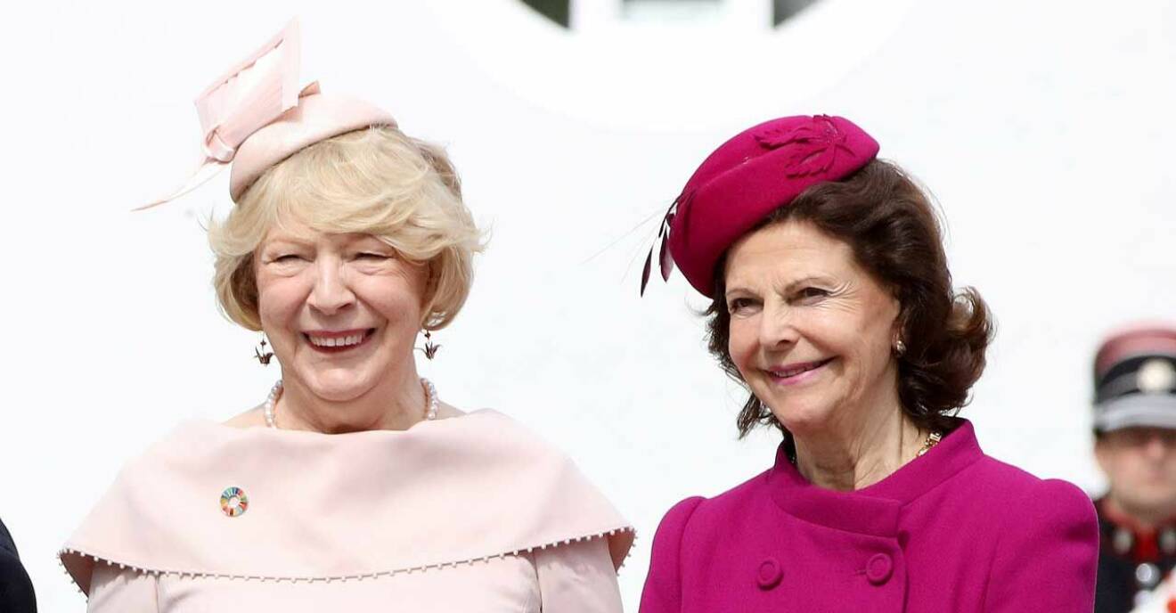 Drottningen och presidenthustrun Sabina Higgins i dagens hattar.