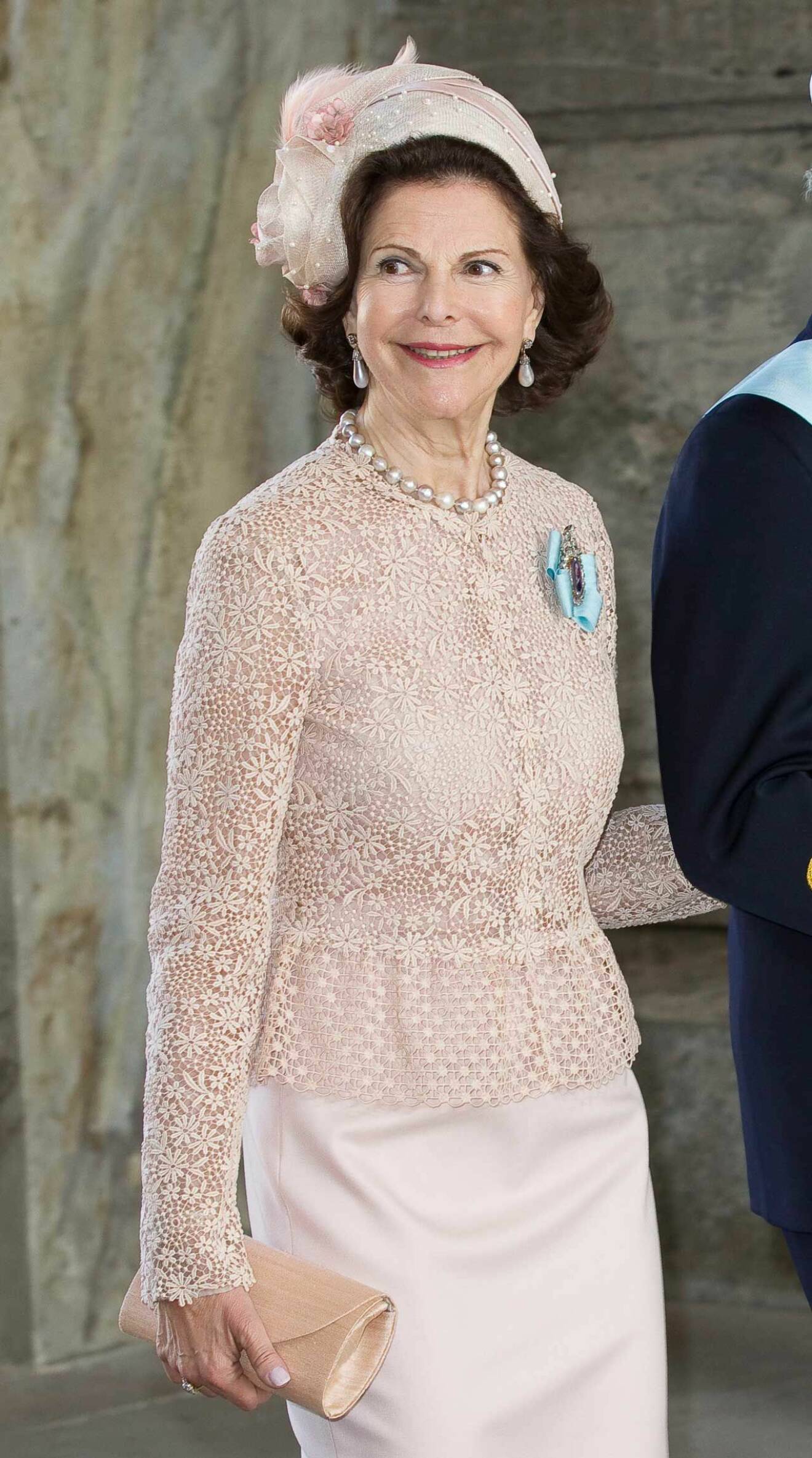 Den rosa dräkten från Valentino som drottningen bar vid prinsessan Estelles dop.