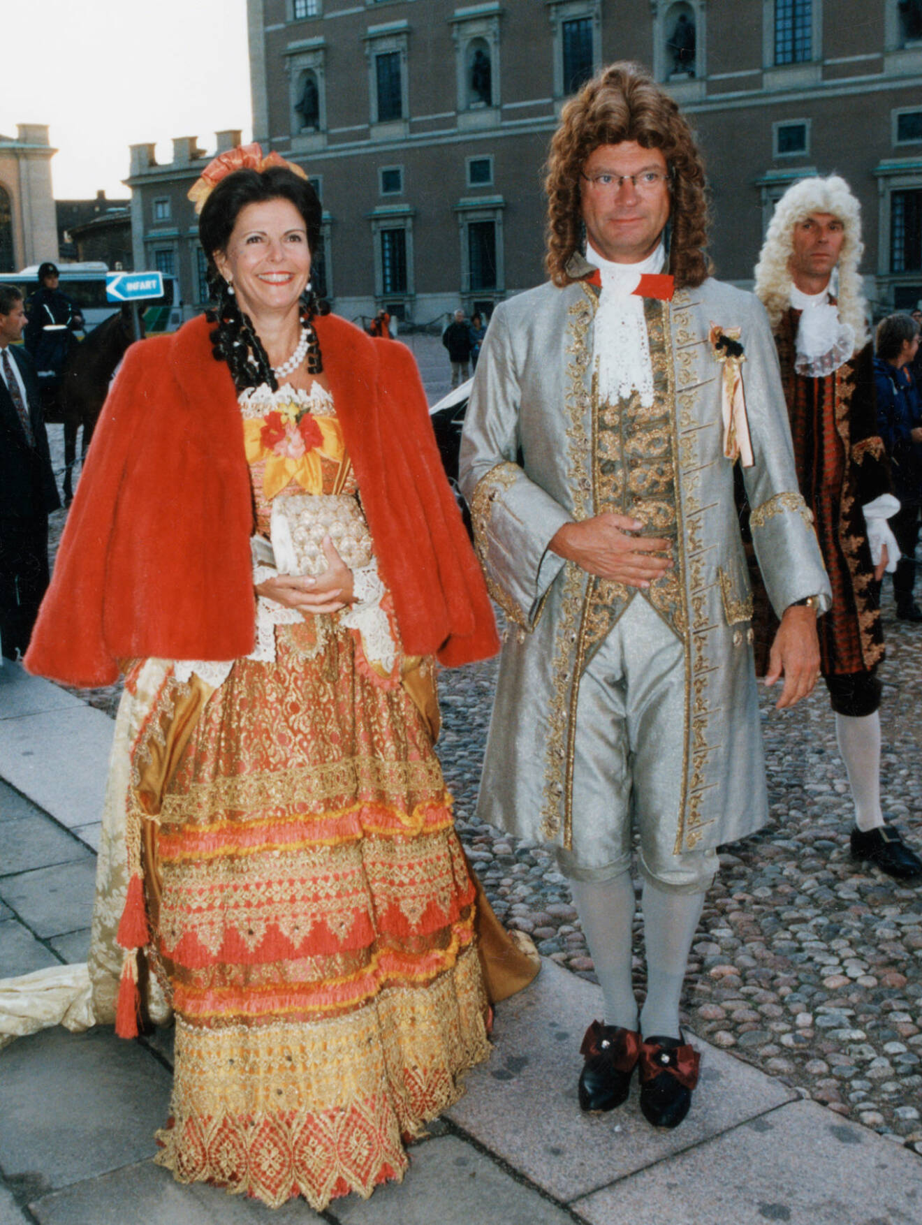 Kungaparet på kostymbal hos Stockholms landshövding i Tessinska palatset 1997.