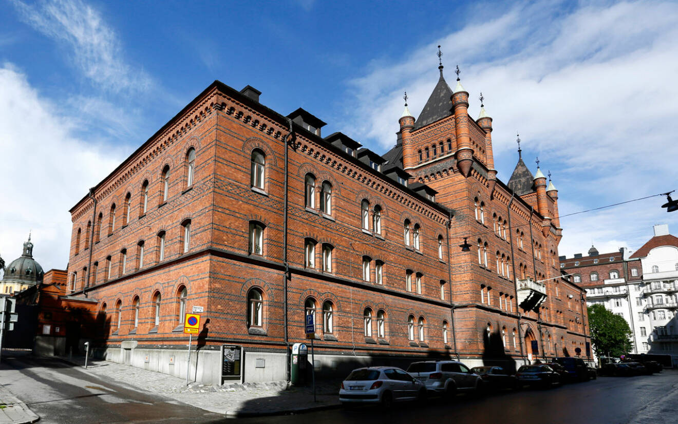 Kungliga Hovstallet, snett bakom Dramaten. Här bor prinsessan Madeleine och hennes familj när de är i Stockholm.