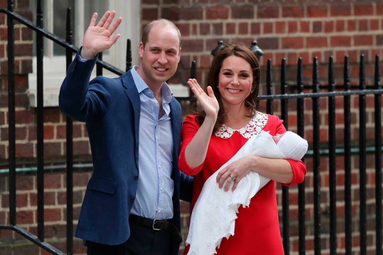Kate och William tillsammans med lilla prins Louis när han var nyfödd.