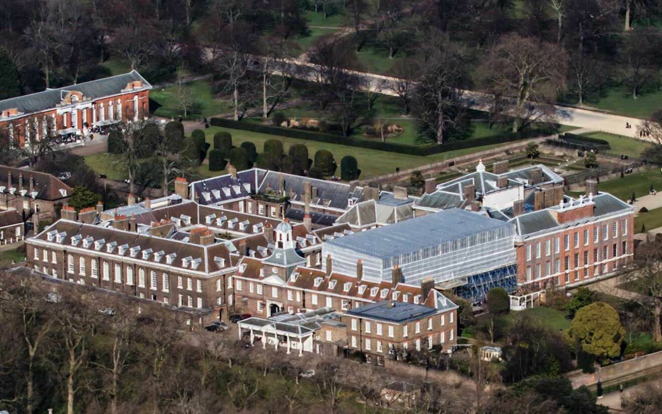 En flygbild över Kensington Palace i London. Kate och William bor i flygeln med klocktornet.