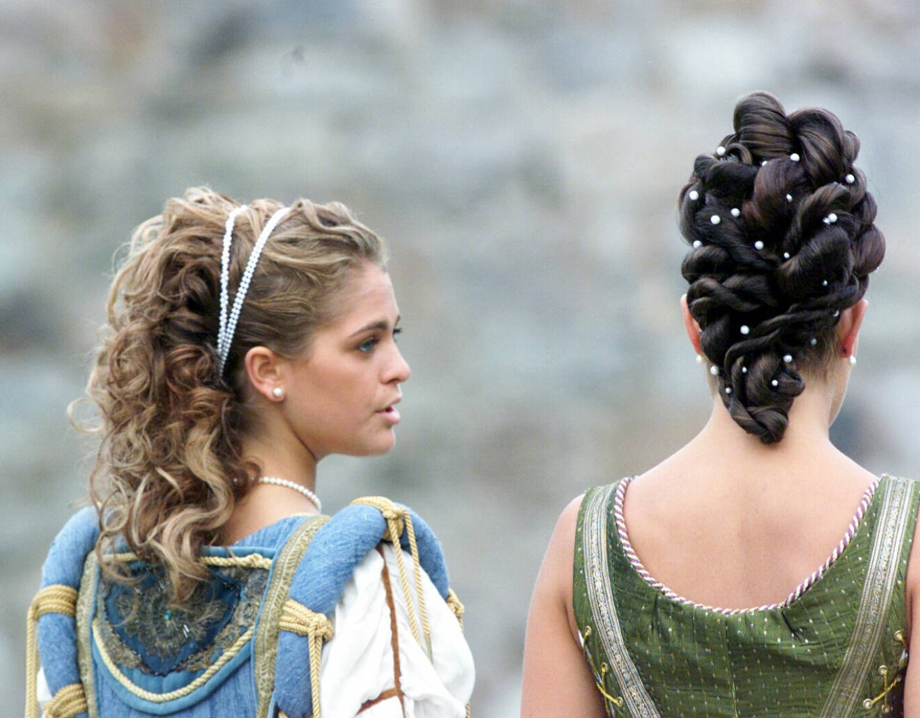 Prinsessan Madeleines och kronprinsessan Victorias håruppsättningar vid maskeraden på Gripsholms slott 2001.