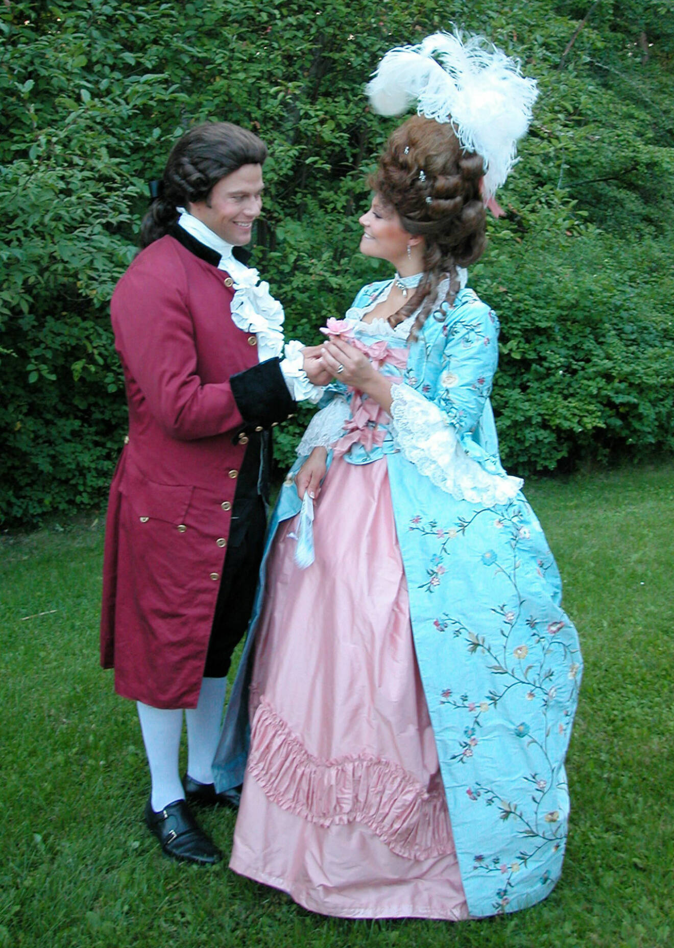 Kronprinsessan Victoria och prins Daniel på maskerad på Ulriksdal.
