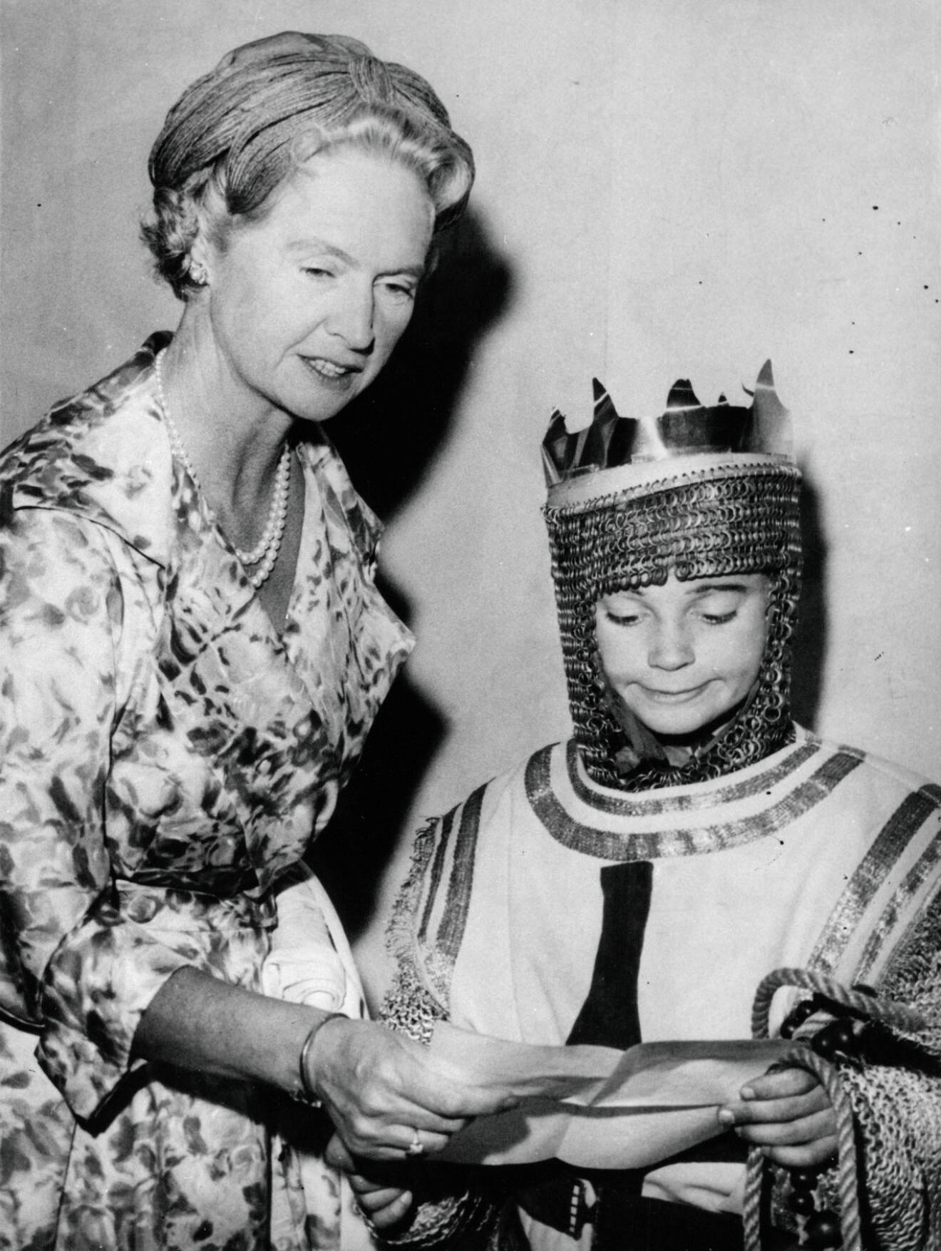 Kungen utklädd till Richard Lejonhjärta 1959. Till vänster prinsessan Sibylla.