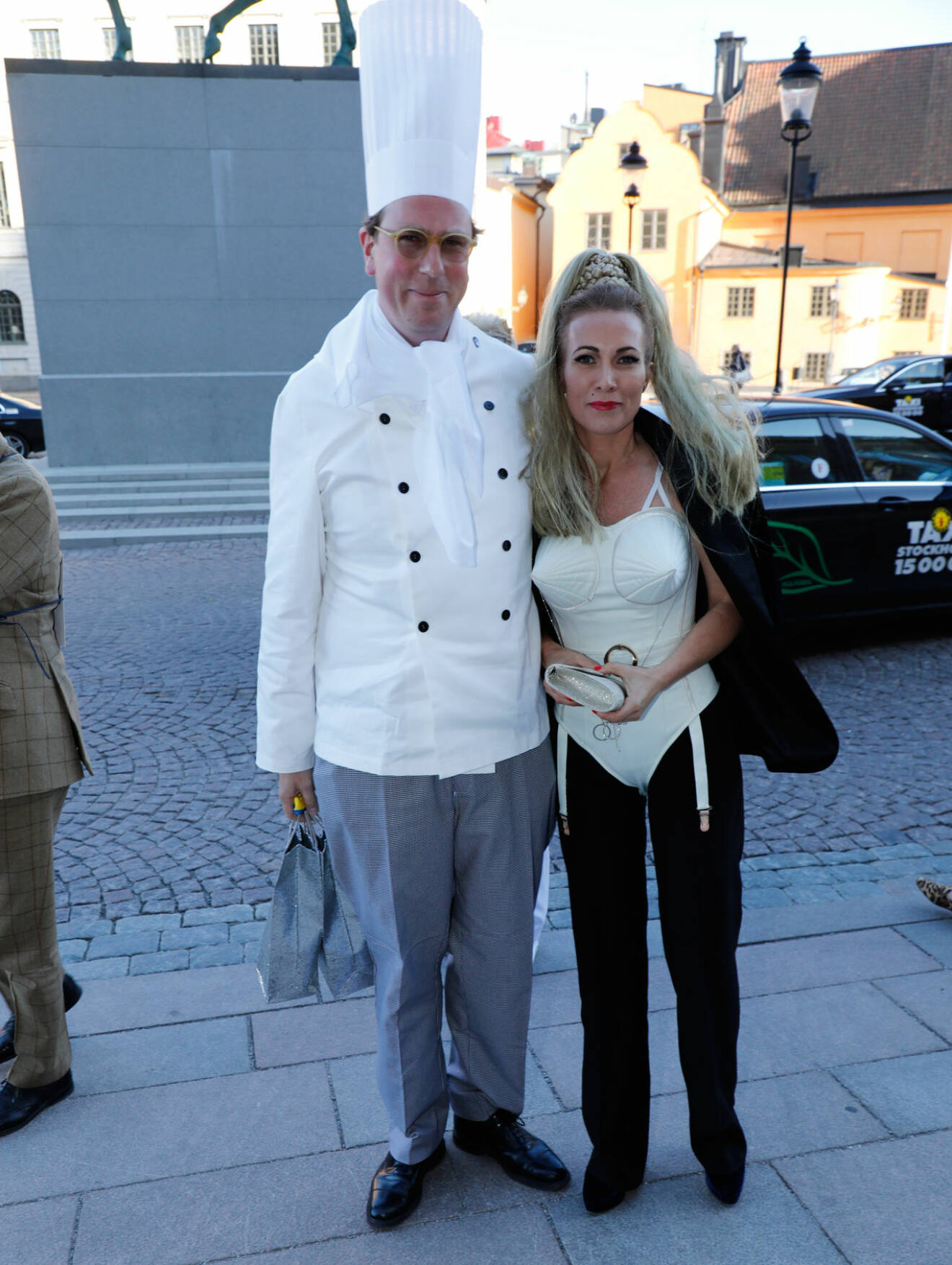 Axel Bodén med sin fru Estelle på prins Carl Philips 40-årsmaskerad.