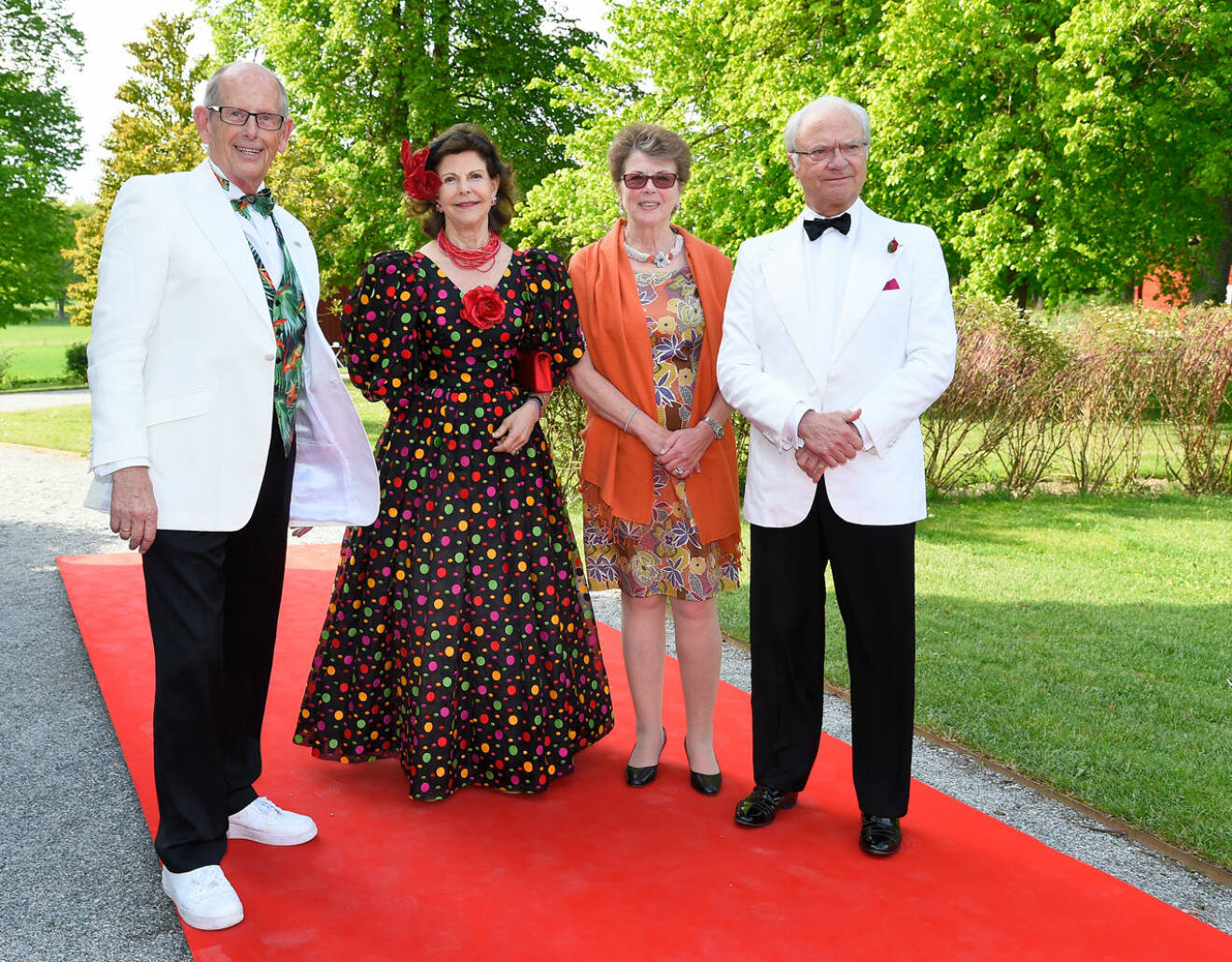 Olof Stenhammars 75-årsfest. Fr v: Olof Stenhammar, drottning Silvia, Inger Stenhammar, kungen.