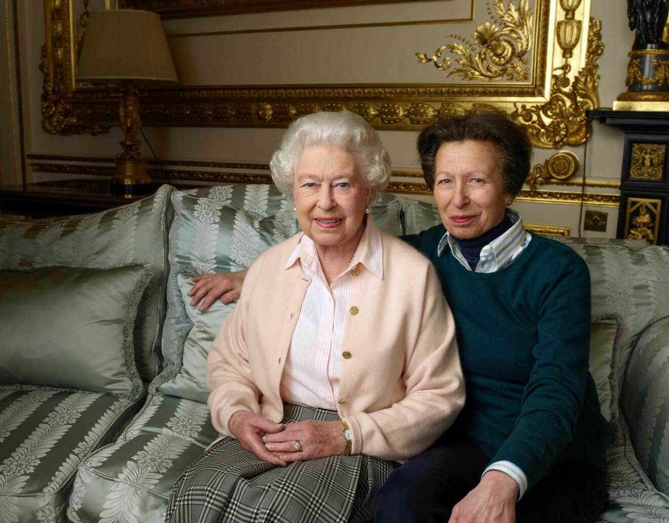 Drottning Elizabeth hemma i soffan på Windsor Castle, med sin dotter prinsessan Anne.