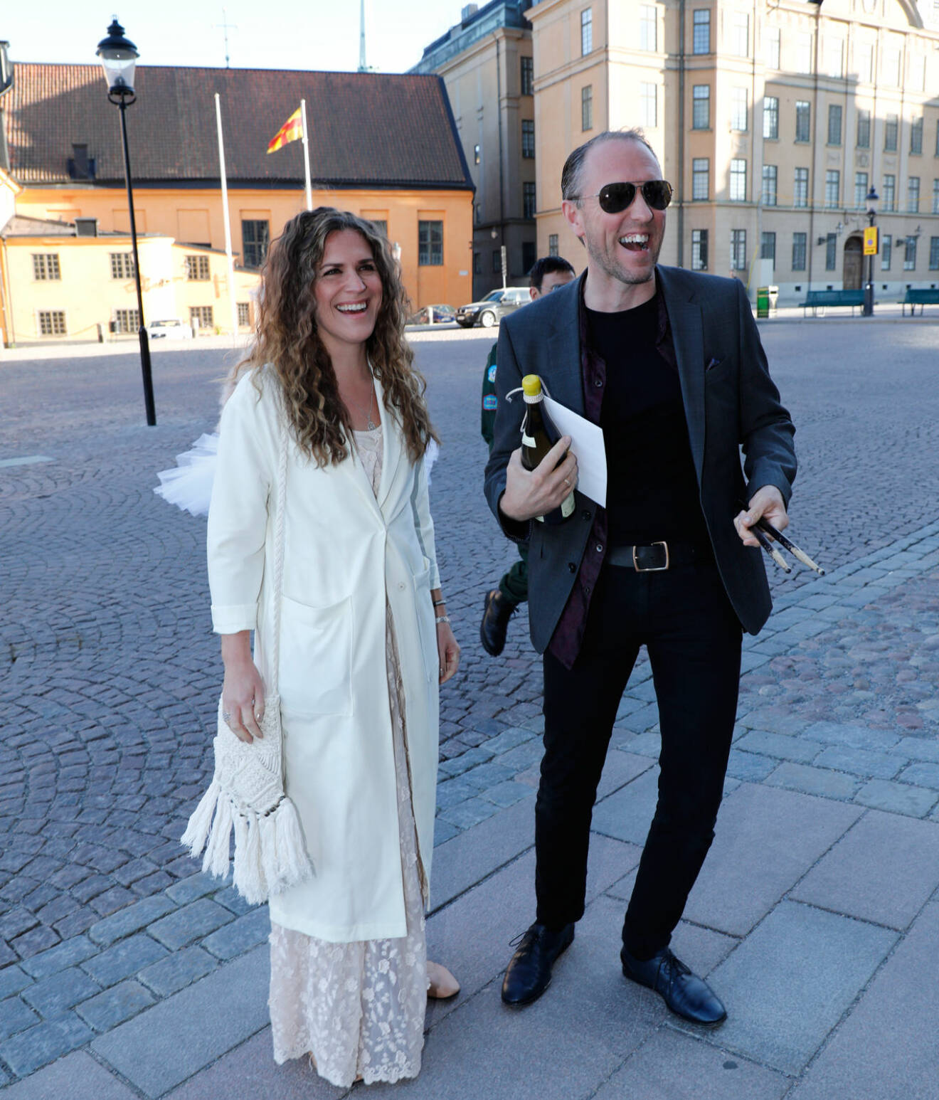 Mattias Klum med trumpinnar och sin fru Iris på prins Carl Philips 40-årsmaskerad.
