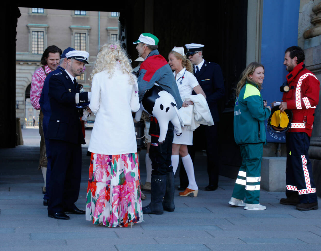 Flera gäster hade klätt ut sig till ambulanspersonal på prins Carl Philips 40-årsmaskerad.