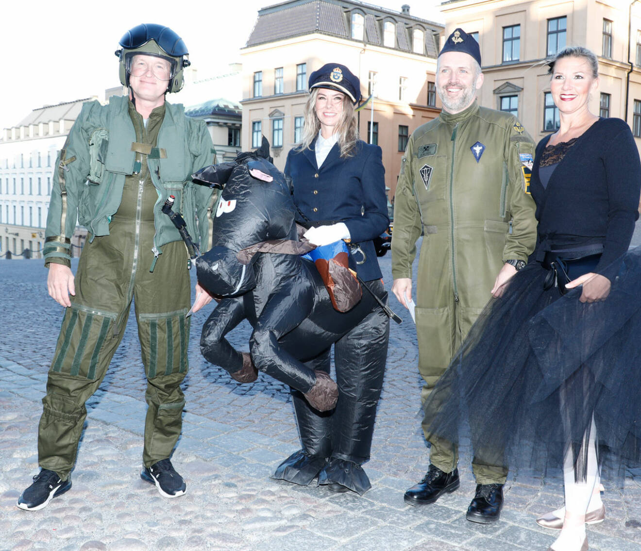 En av deltagarna på prins Carl Philips 40-årsmaskerad, utklädd till polis på häst.