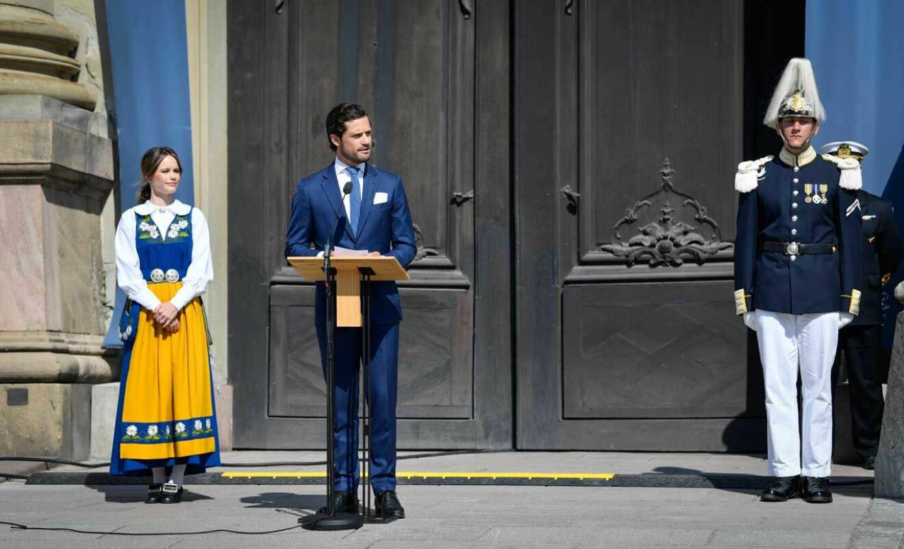 Prins Carl Philip höll tal utanför slottet. 