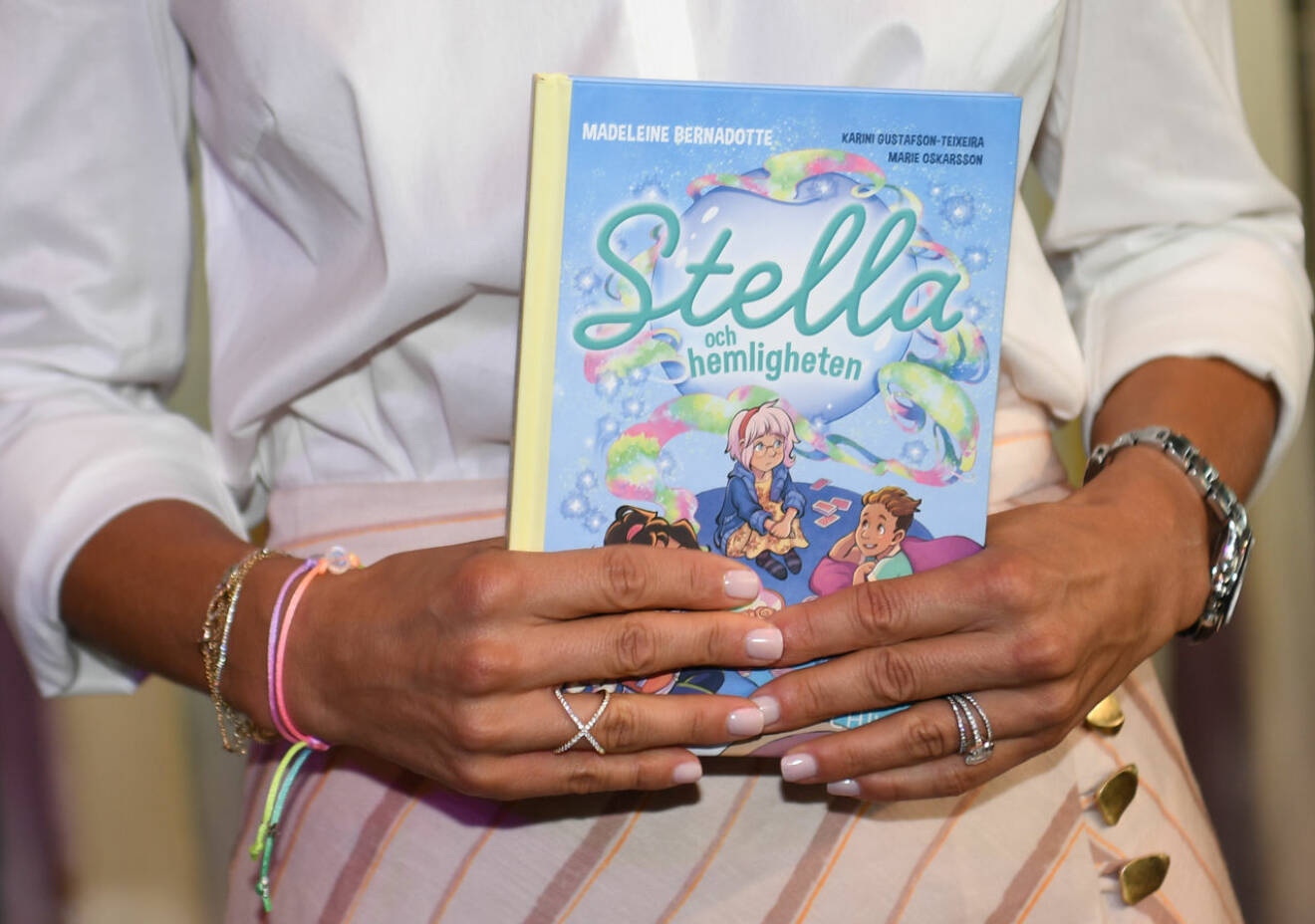 Prinsessan Madeleine håller i sin debutbok Stella och hemligheten.