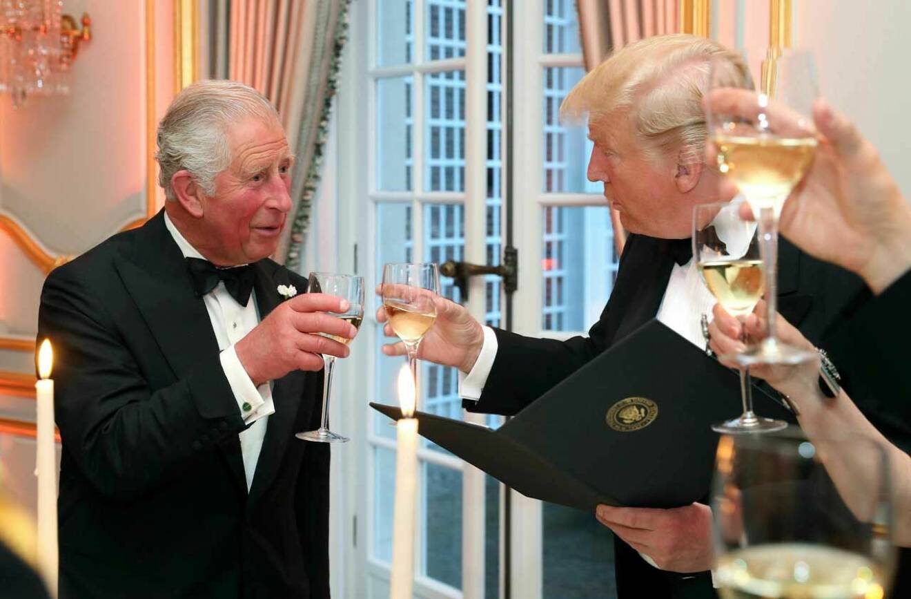 Charles och presidenten skålar.