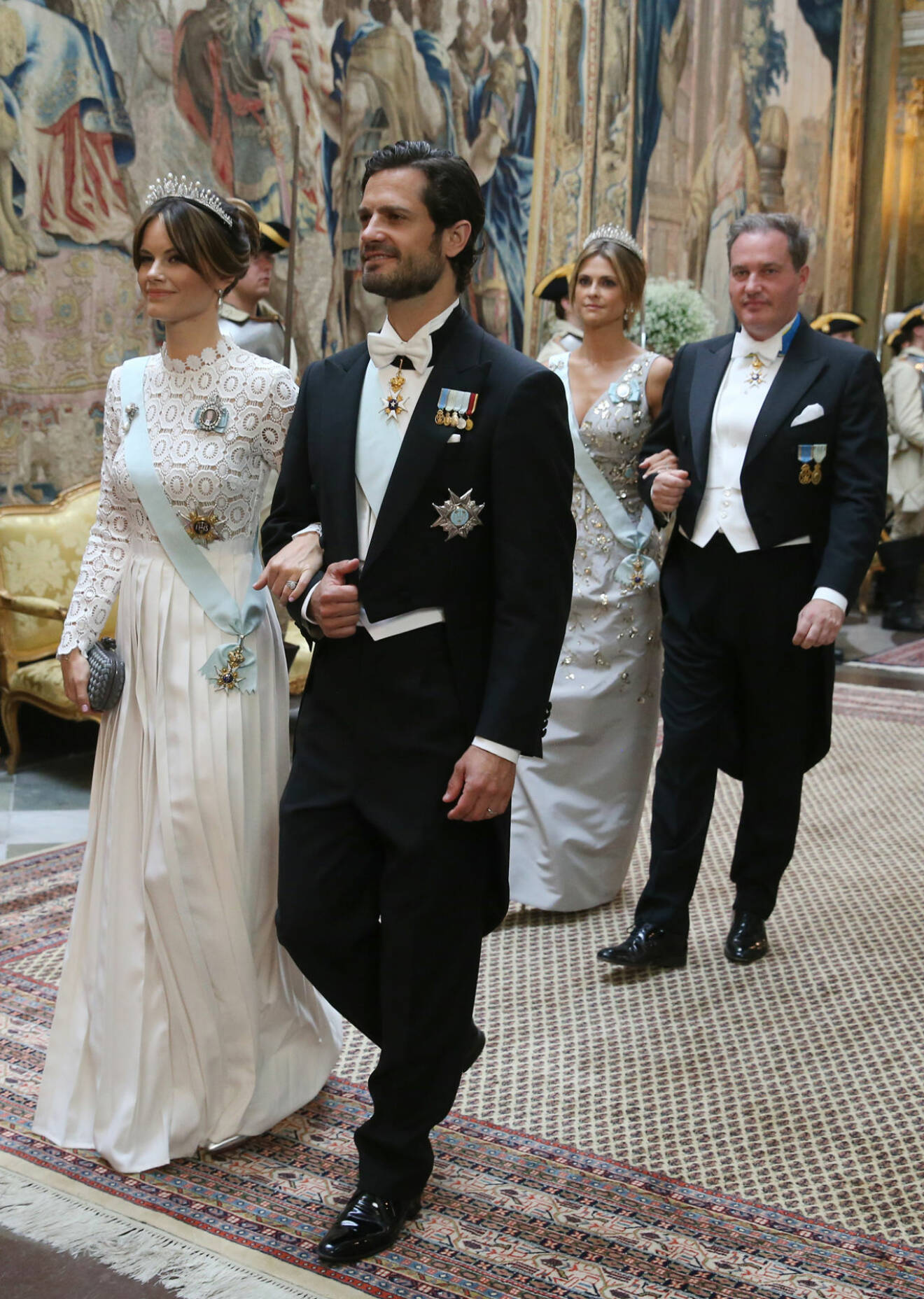Prinsessan Sofia (i vit klänning från Self-Portrait) och prins Carl Philip 