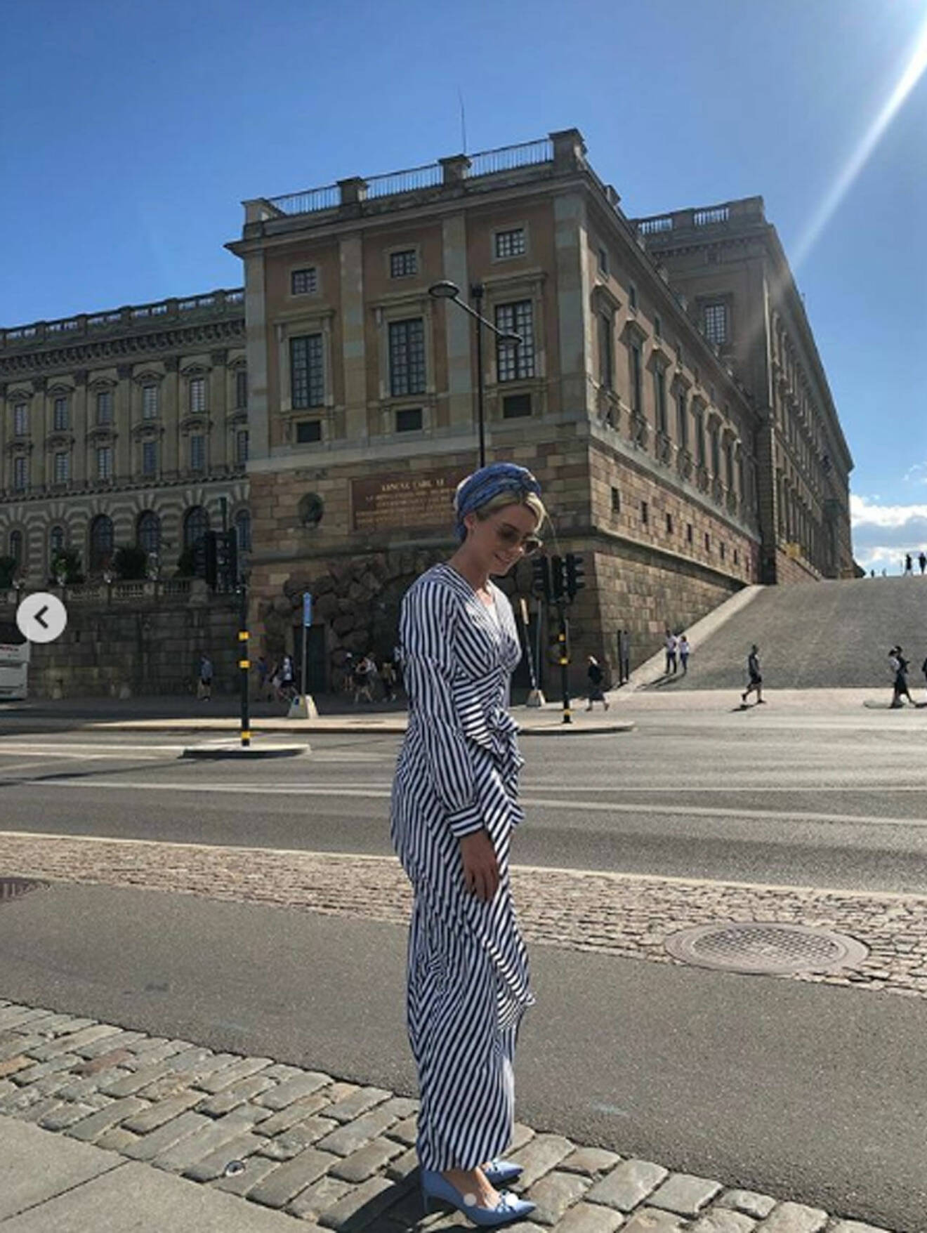 Prinsessan Sofia Louise av Malaysia (född Johansson) på semester i Stockholm, hon står framför Kungliga slottet.